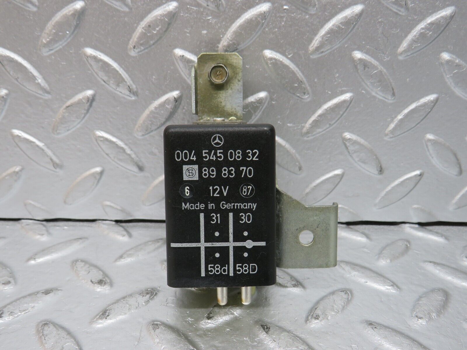 32392 Mercedes-Benz S124 300TE Wagon Instrument Cluster Light Relay 0045450832