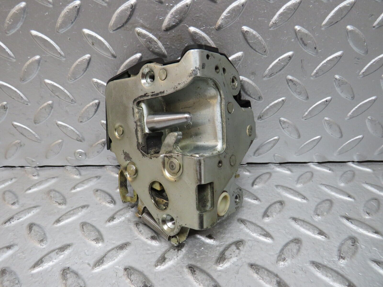 28740 Mercedes-Benz W123 230E Front Left Door Lock Mechanism 1237230108