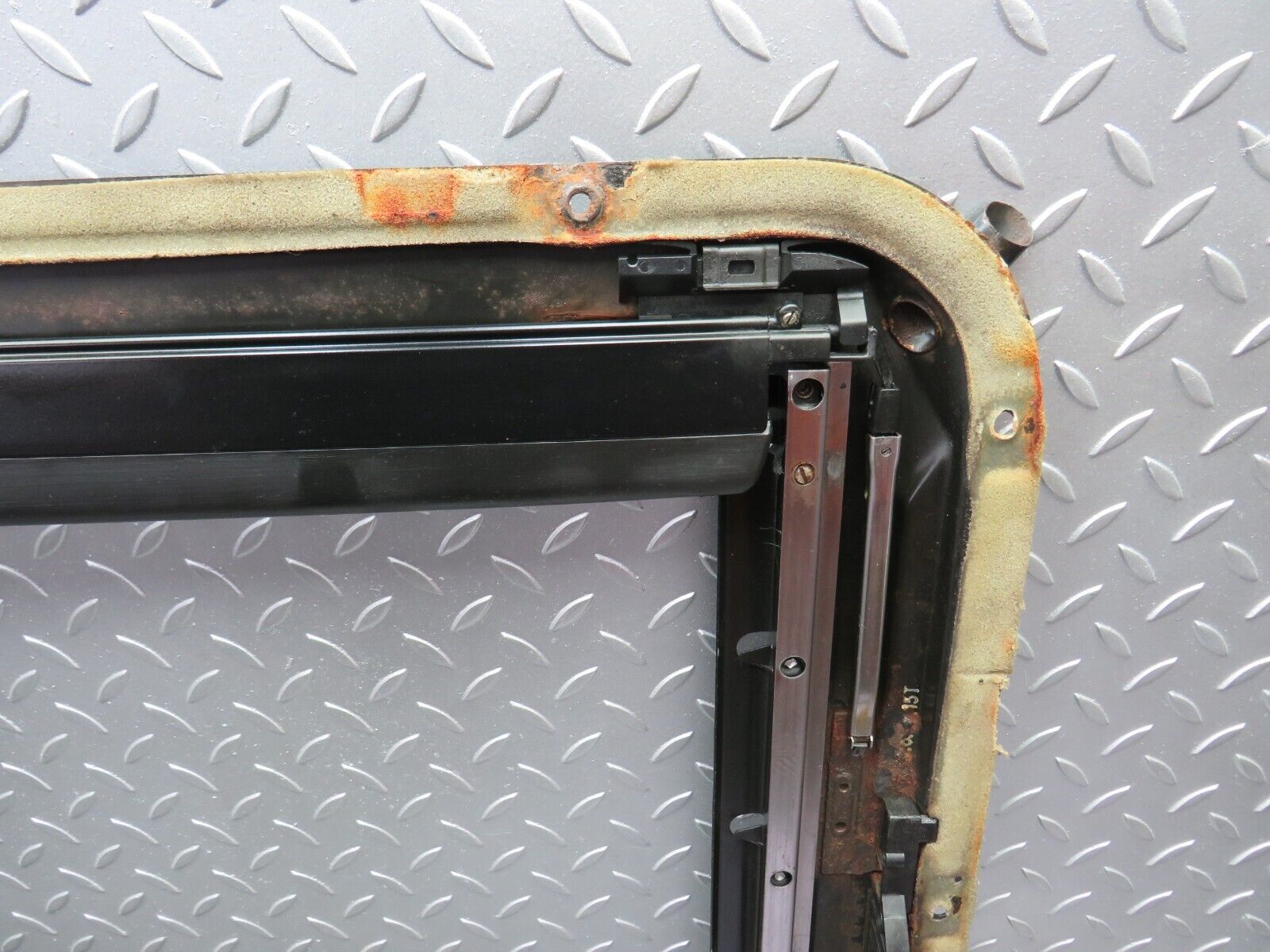 32578 Mercedes-Benz S124 300TE Wagon Power Sunroof Frame 2017800144