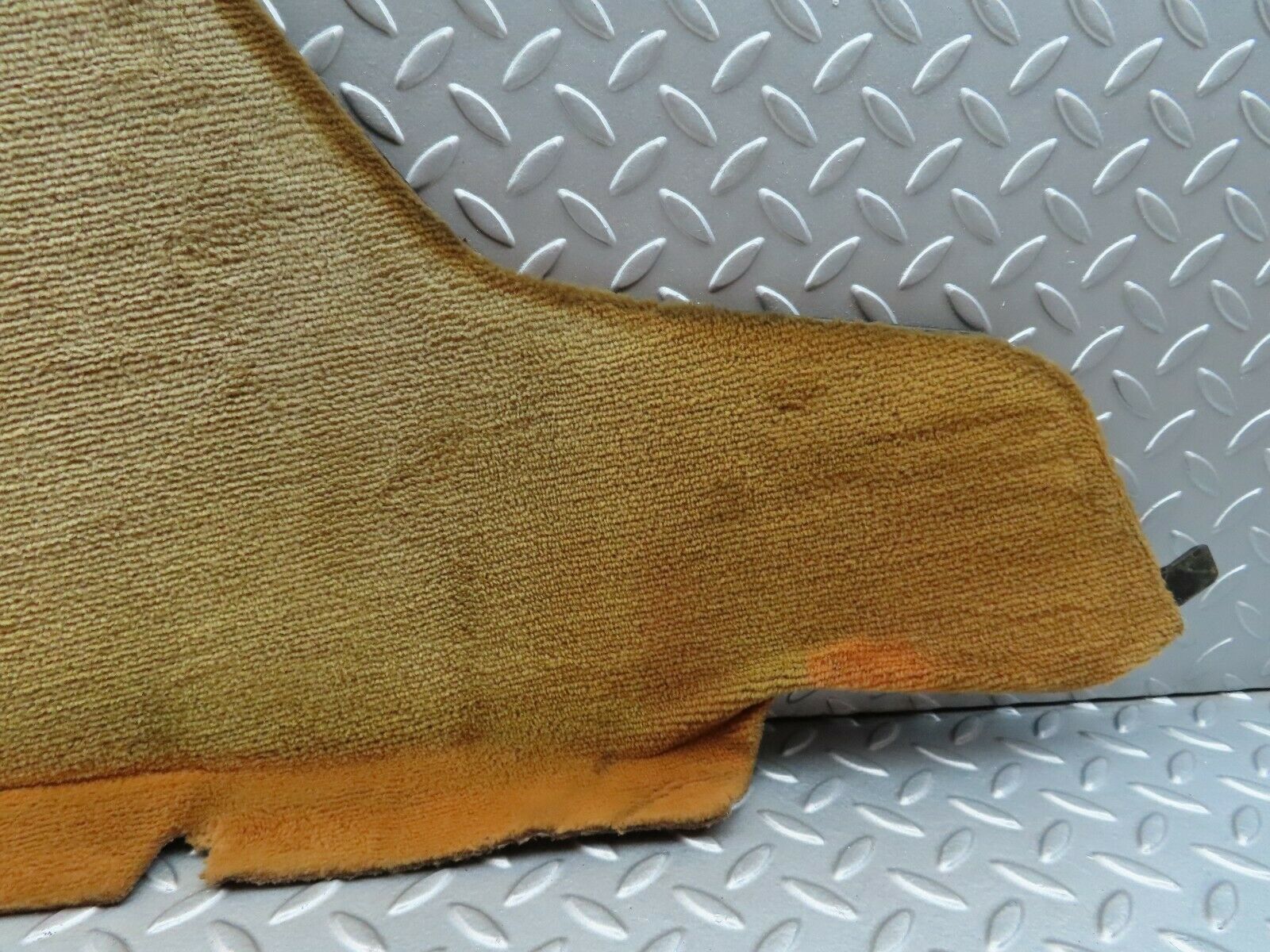 6324 Mercedes-Benz W126 380SE Centre Console Carpet Left Side Palomino