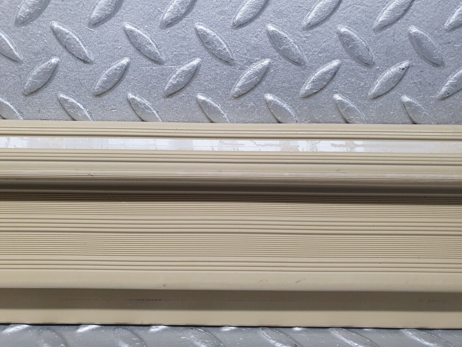40908 Mercedes-Benz W126 300SE Rear Right Door Sill Trim Beige