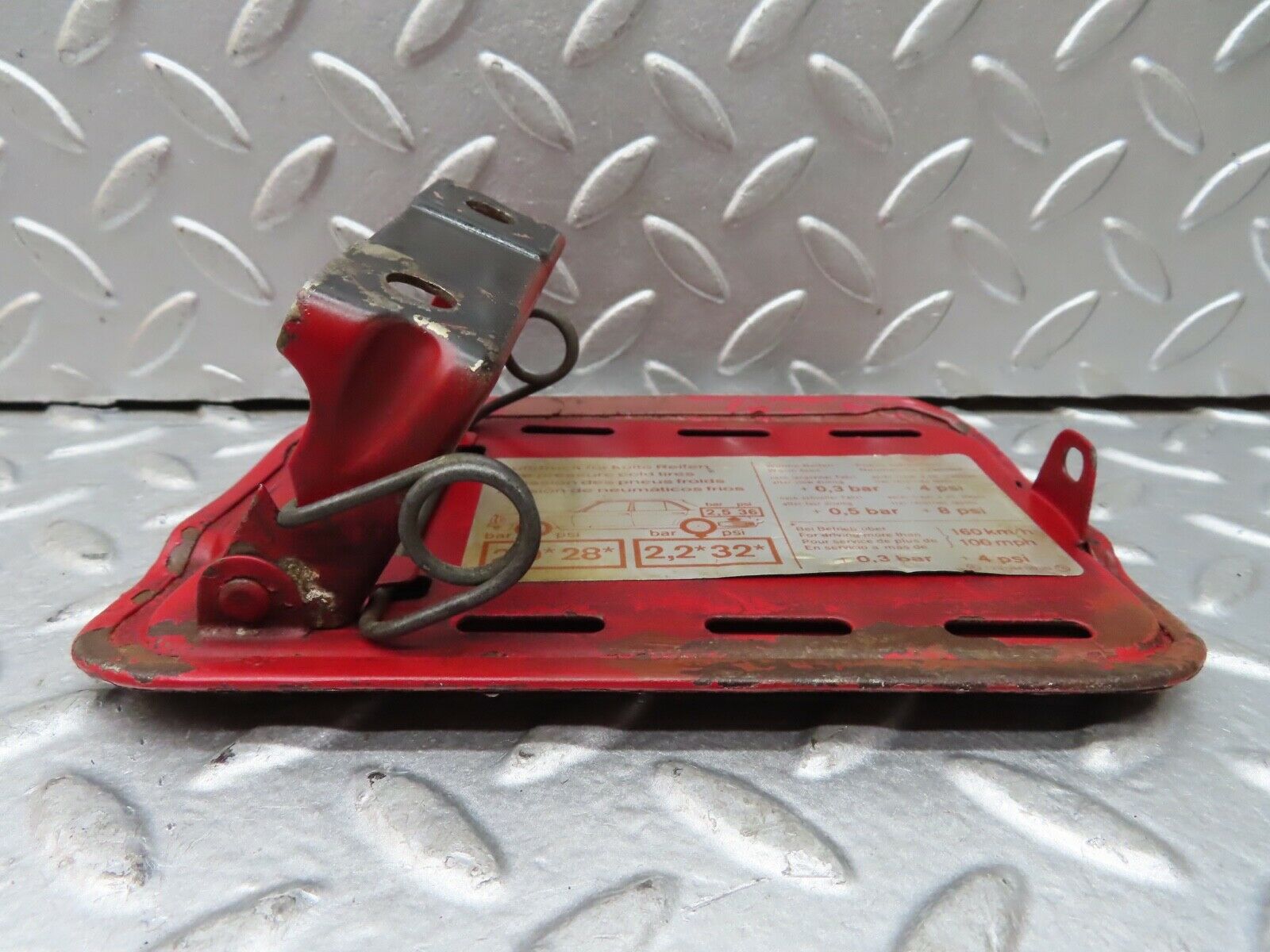 19176 Mercedes-Benz W123 300D Fuel Tank Flap Cap 1235840039