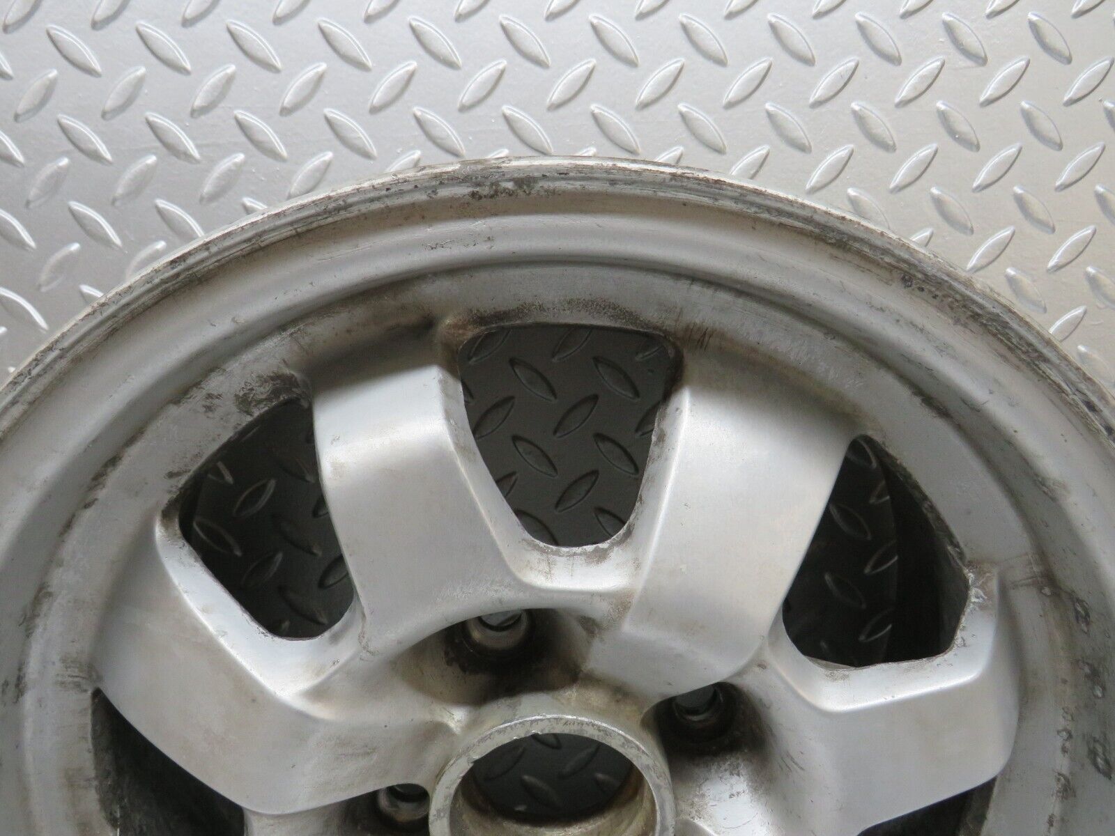 30198 Porsche 924 Alloy Wheel 6Jx14H2 477601031