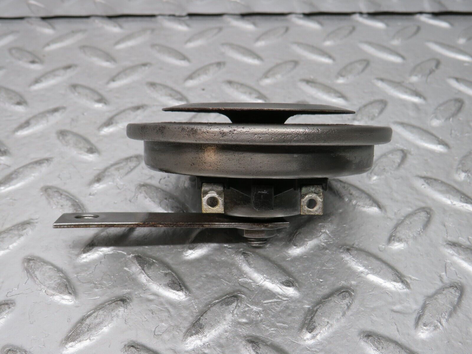 27992 Mercedes-Benz W123 280E Horn Hella 002952