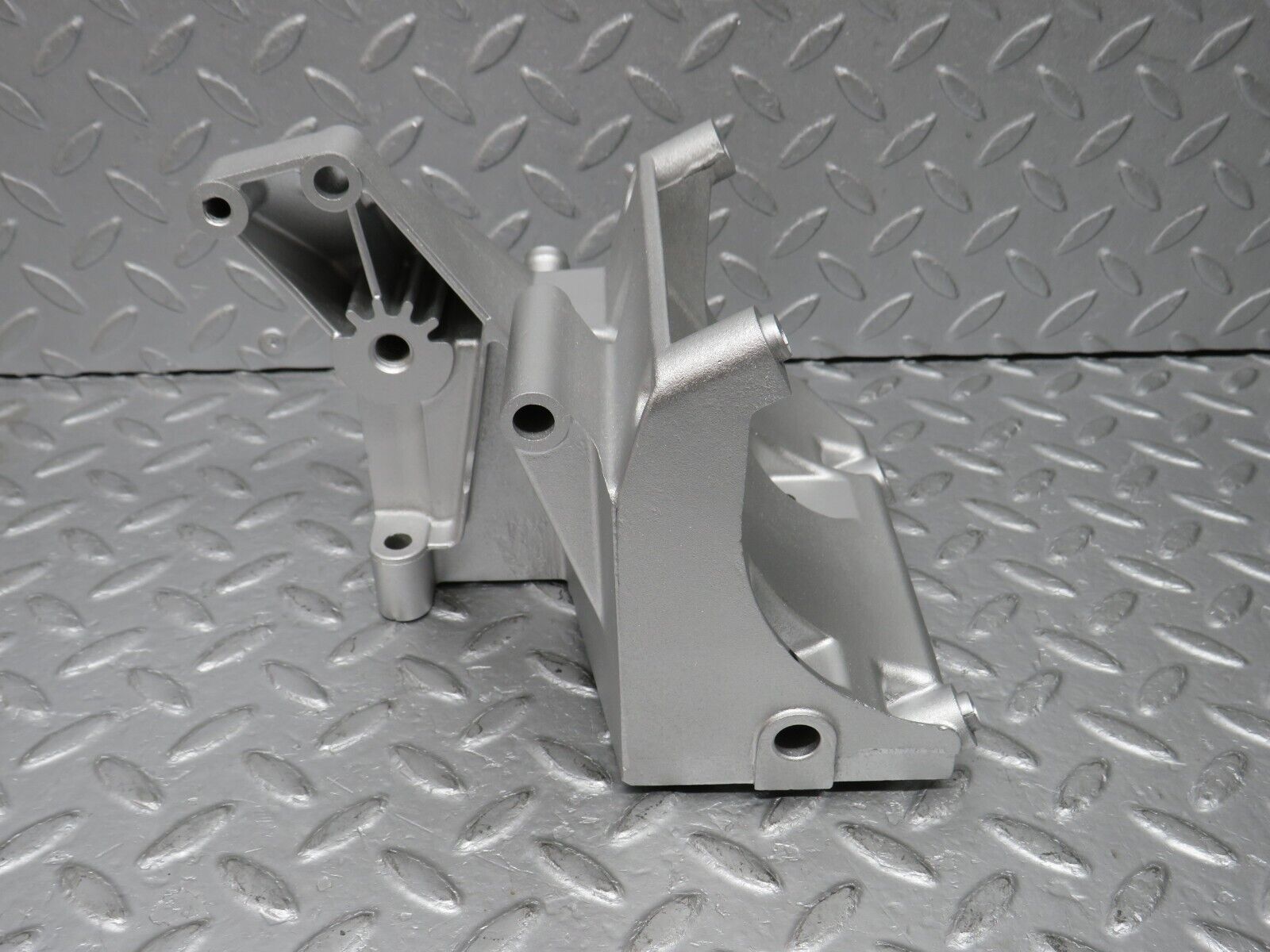 38135 Mercedes-Benz A124 320E Cabriolet Power Steering Pump Bracket 1031310935