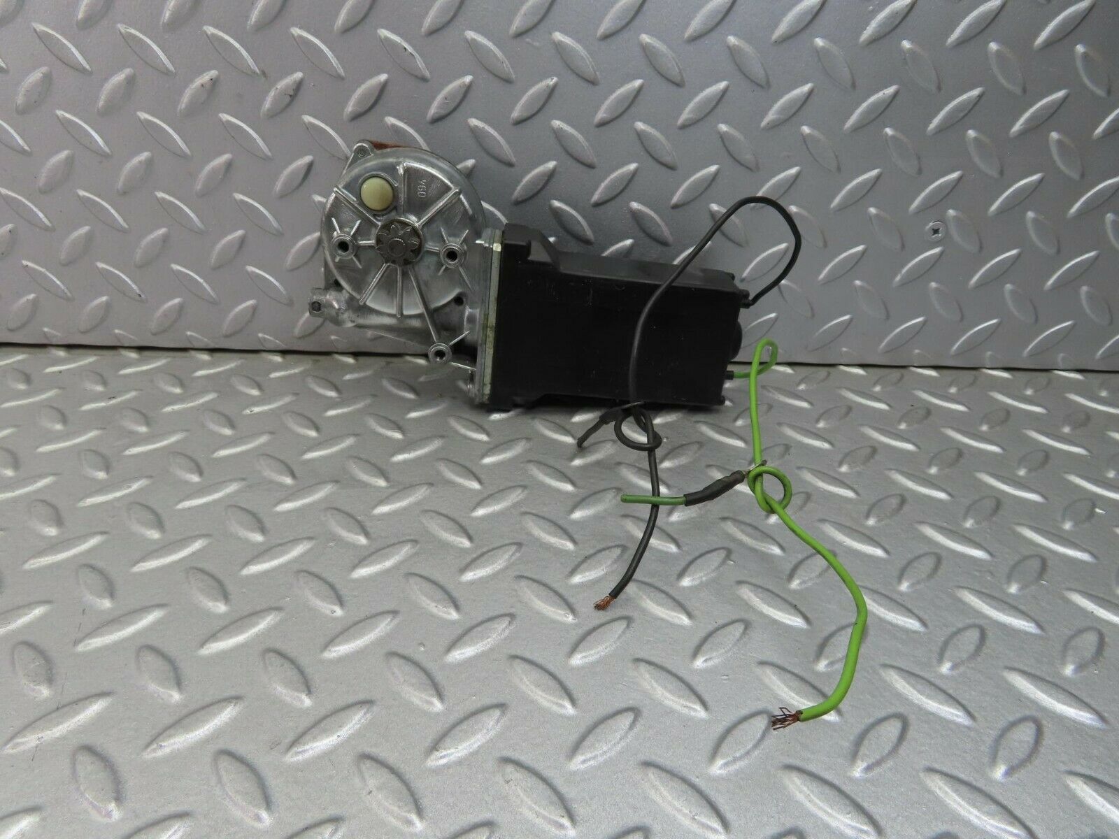 8257 Mercedes-Benz W116 Rear Right Window Regulator Motor 0130820062