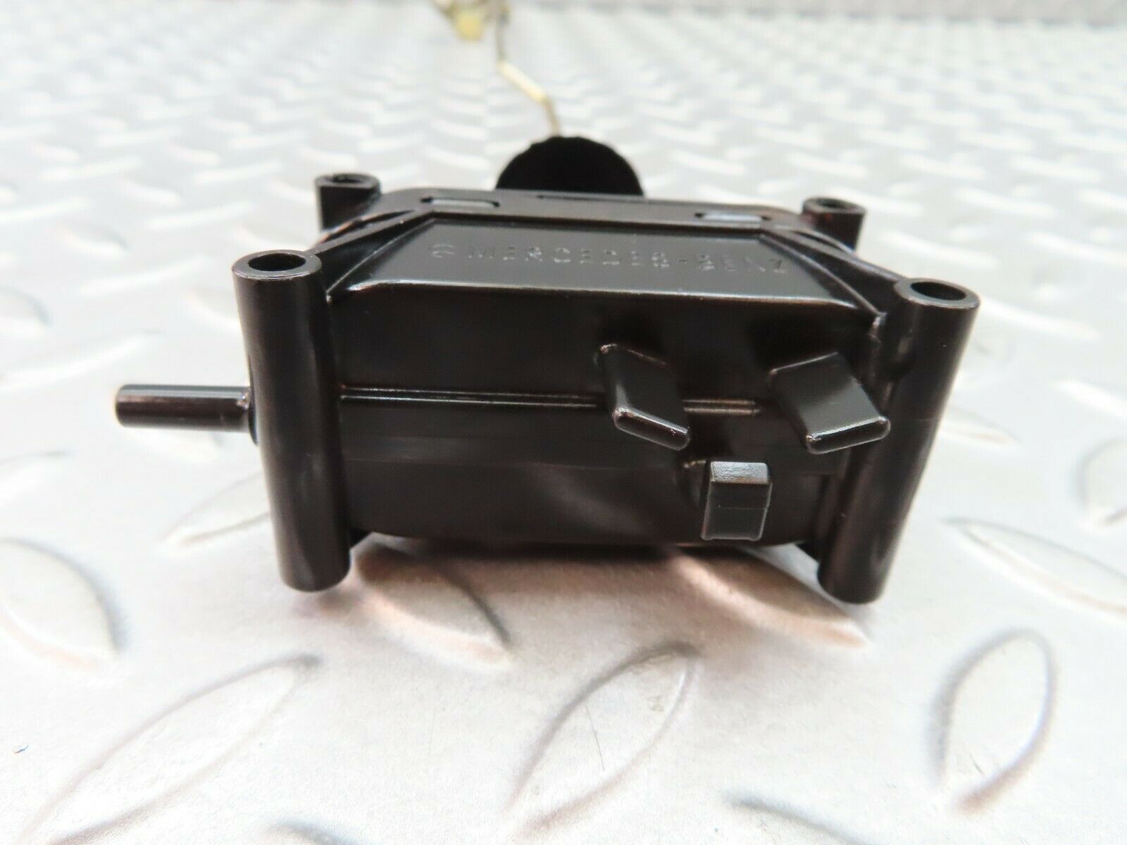 6045 Mercedes-Benz W126 380SE Door Lock Vacuum Actuator & Knob Rear Right