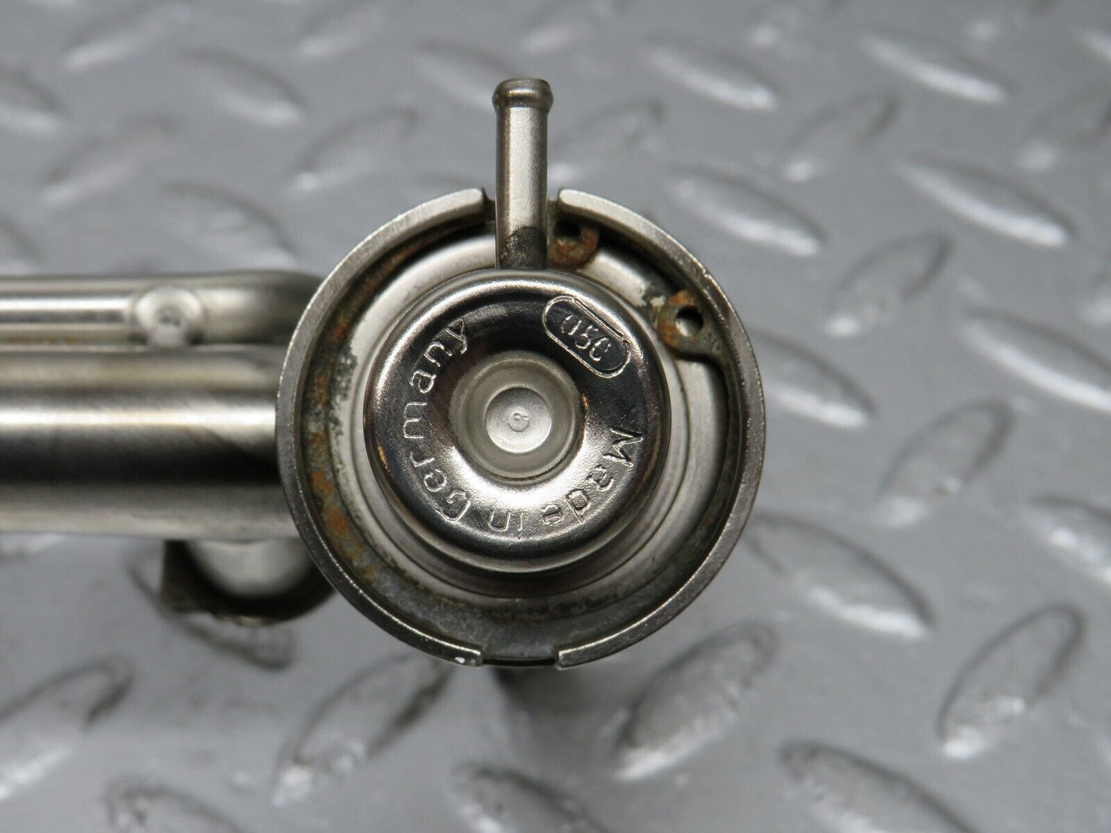 39441 Mercedes-Benz R129 320SL Coupe Fuel Injector Rail With Fuel Pressure Regulator 1040701395