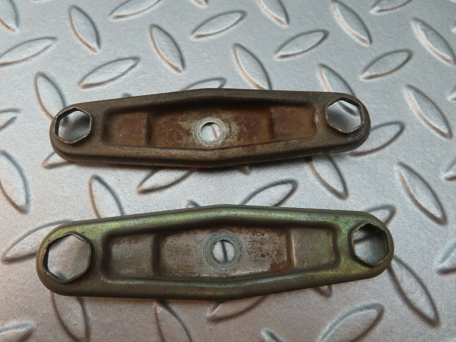 4421 Mercedes-Benz W123 230E Fuel Injector Nozzle Clamp Bracket