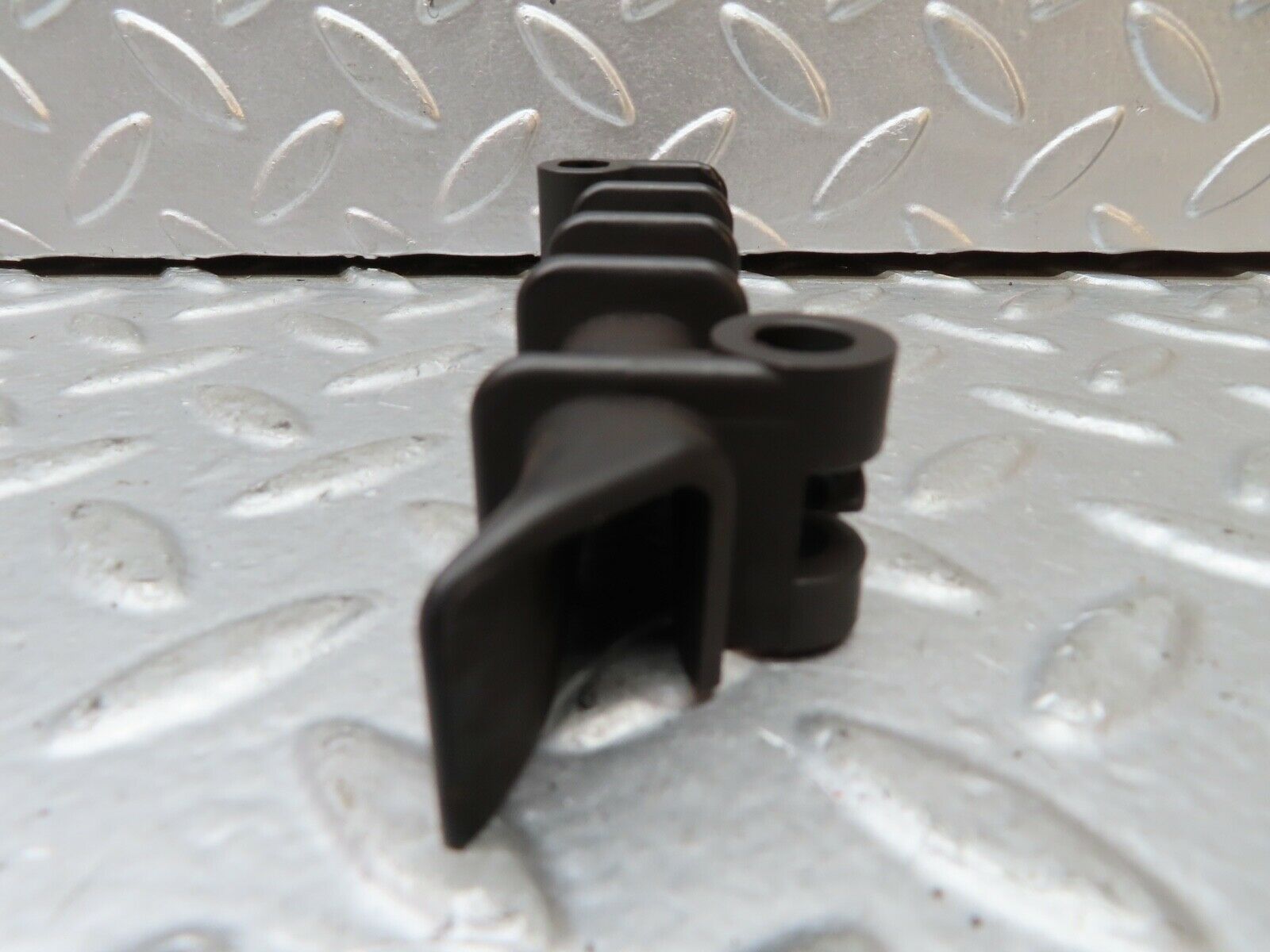 21316 Mercedes-Benz W123 230E Timing Chain Guide Rail 1020520416