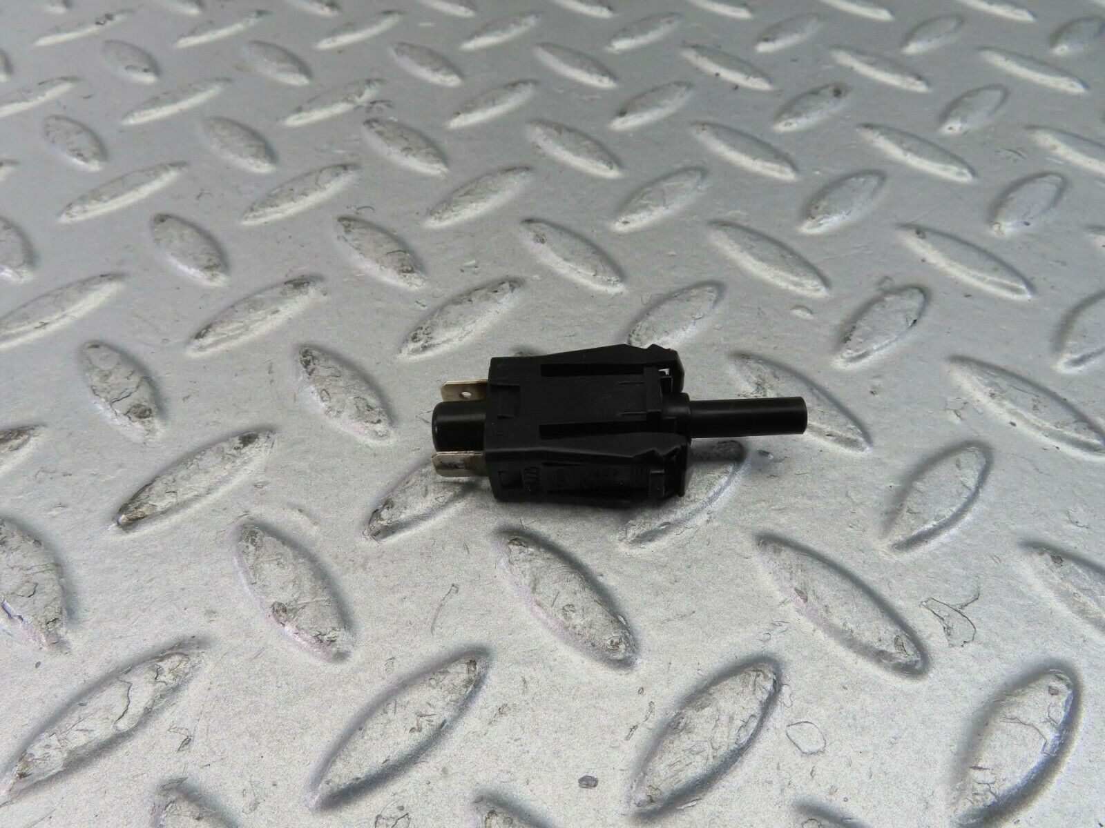 10400 Mercedes-Benz W201 190E Door Contact Switch 0015458714