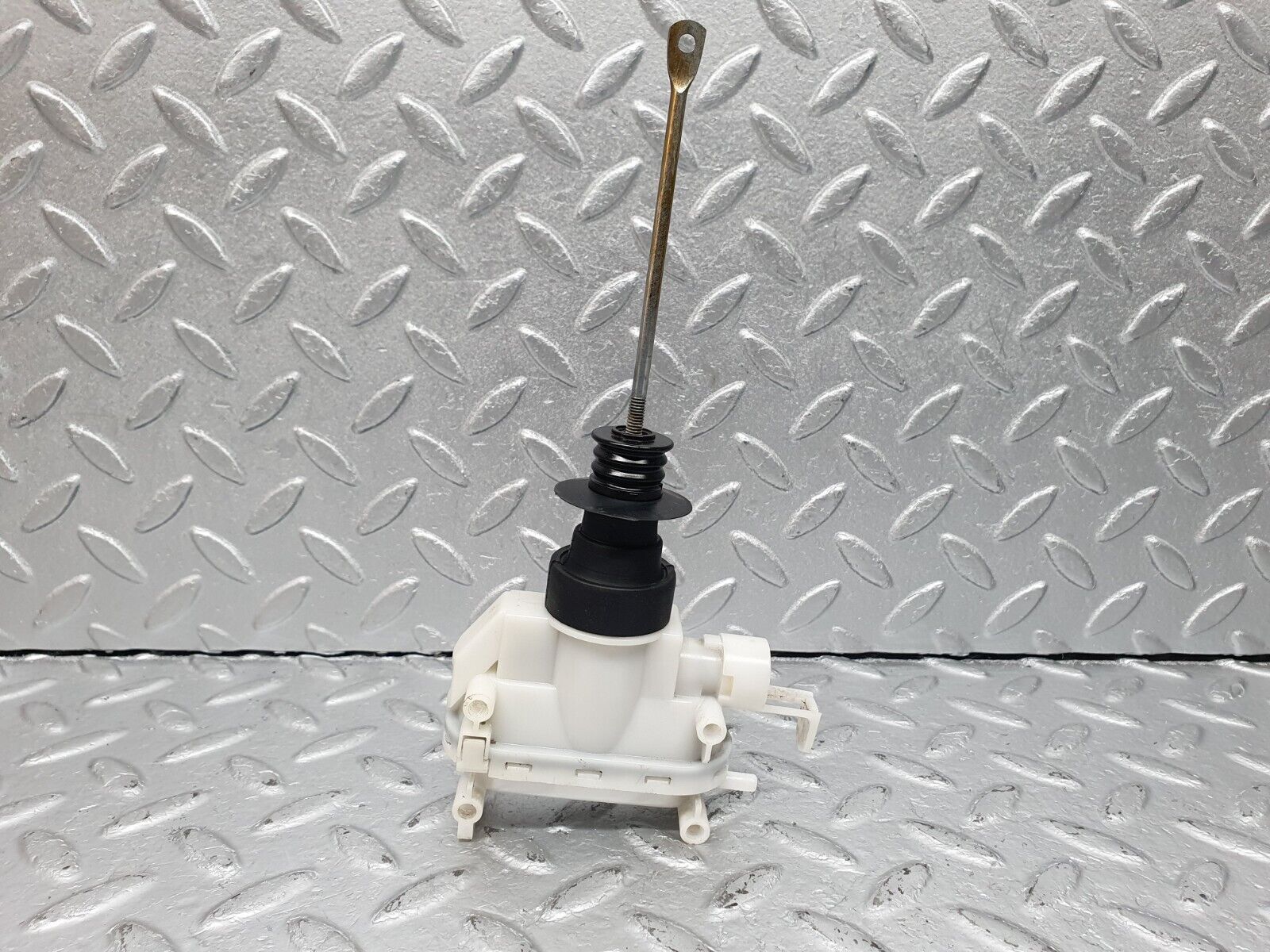41010 Mercedes-Benz W126 300SE Front Left Door Lock Vacuum Actuator
