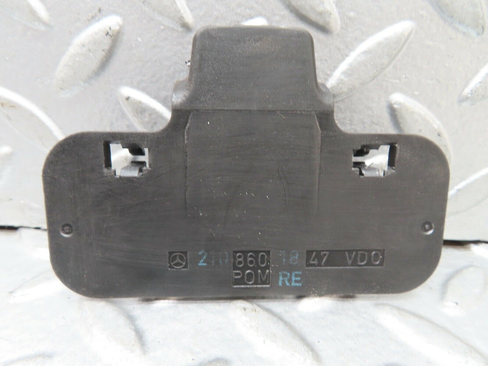 19615 Mercedes-Benz C140 CL420 Coupe Windshield Washer Nozzle 2108601847