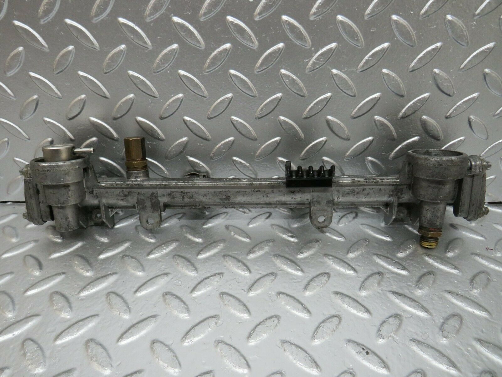 24414 Mercedes-Benz S124 220TE Wagon Fuel Injector Rail 1110780745