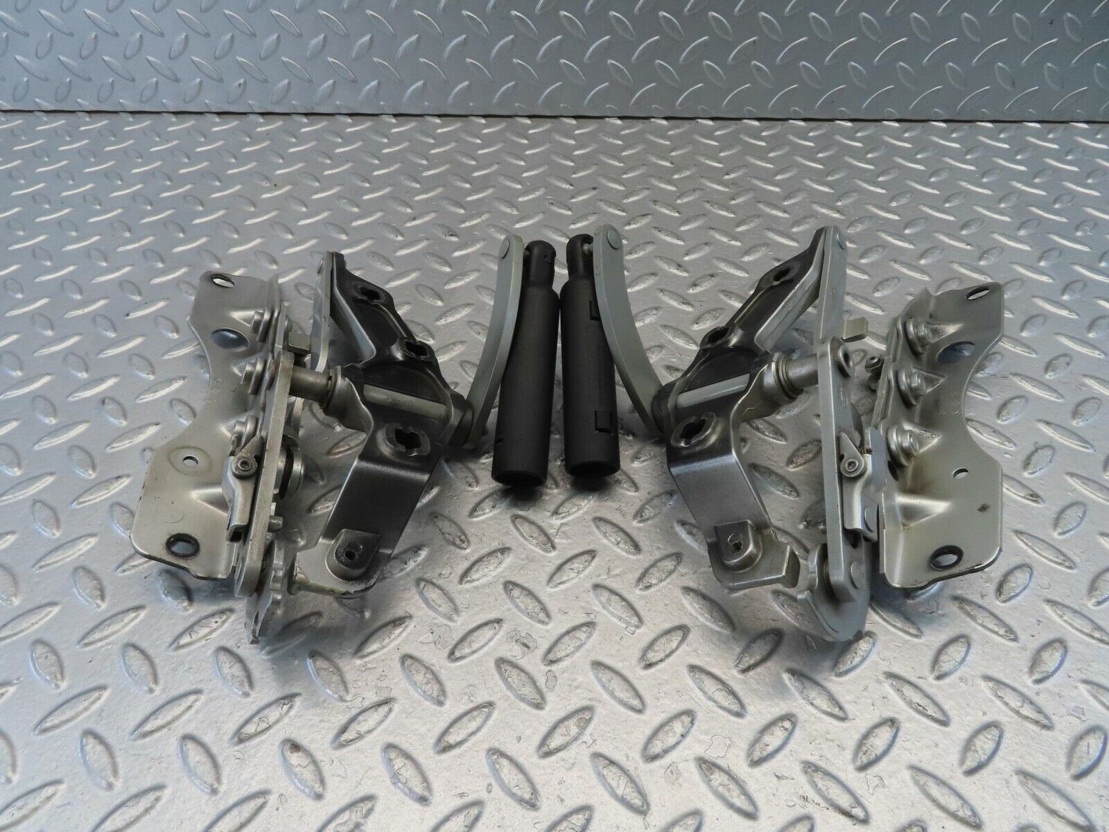 11204 Mercedes-Benz W221 S320 Bonnet Hinge Left And Right