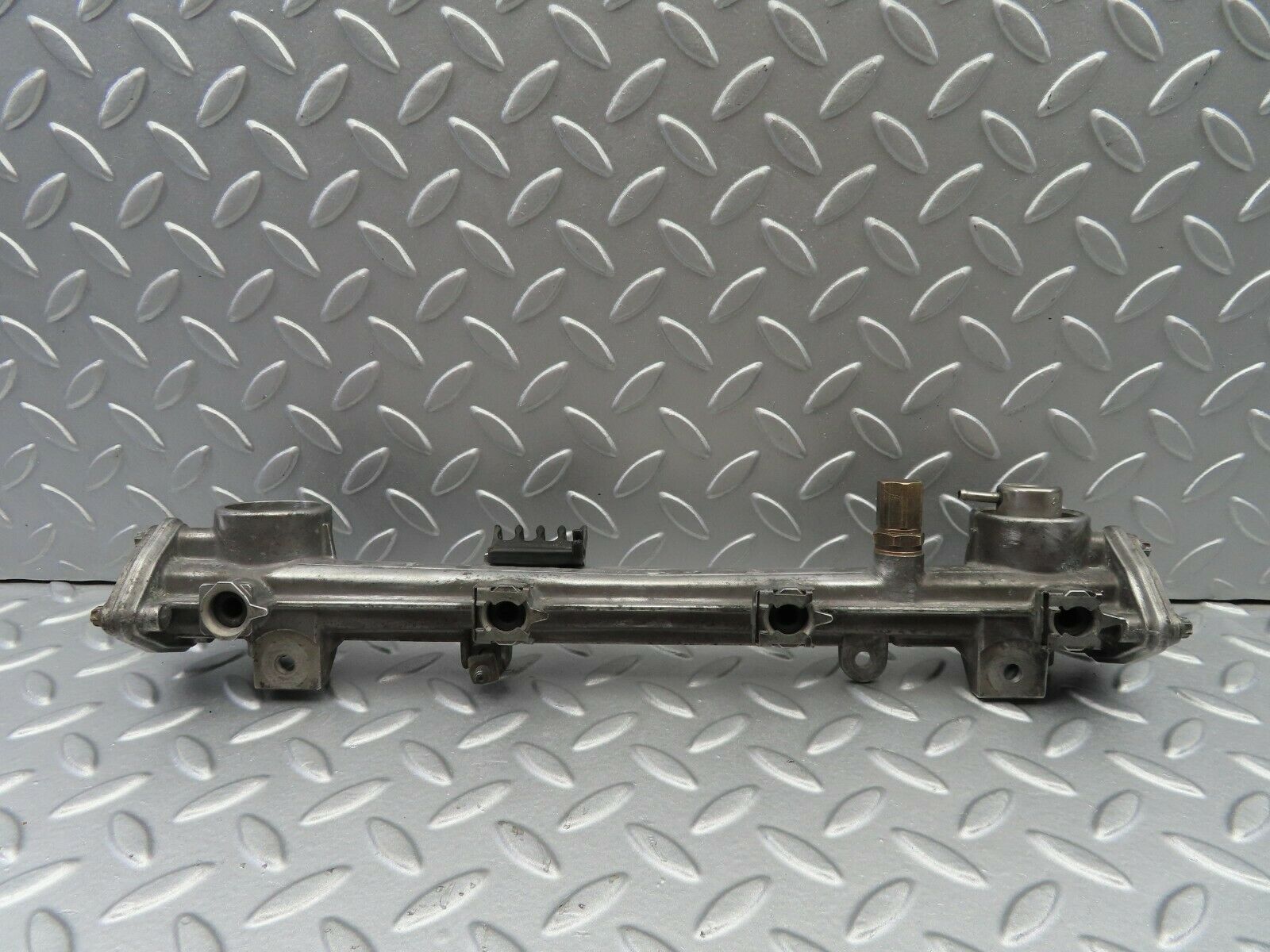 6784 Mercedes-Benz S124 E220 Wagon Fuel Injector Rail 1110780745