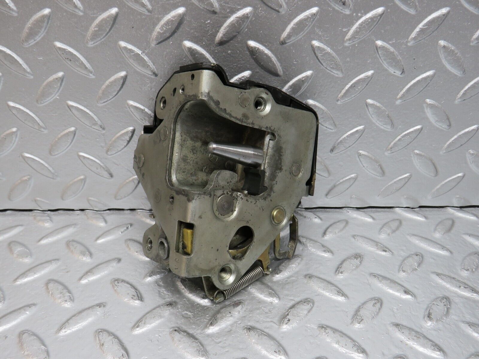 31083 Mercedes-Benz W123 200D Front Left Door Lock Mechanism 1237230108