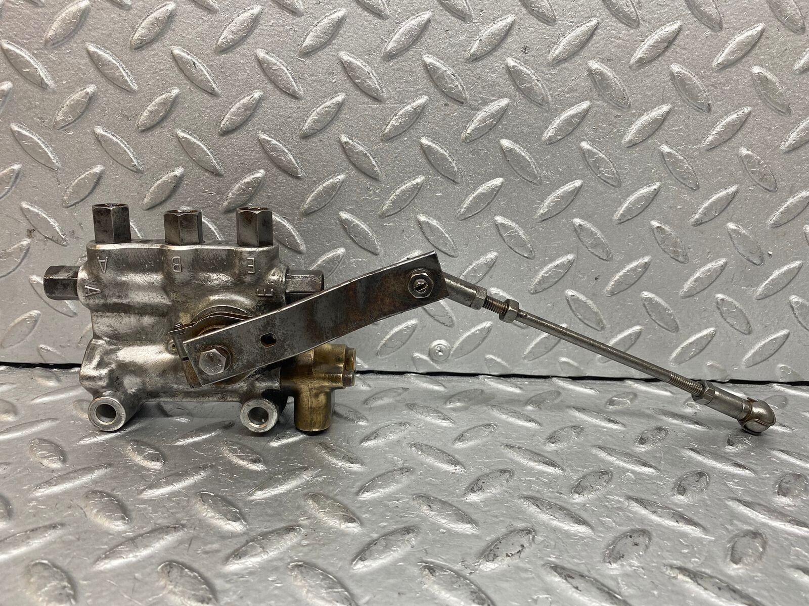 37601 Mercedes-Benz W109 300SEL Front Left Air Suspension Leveling Valve