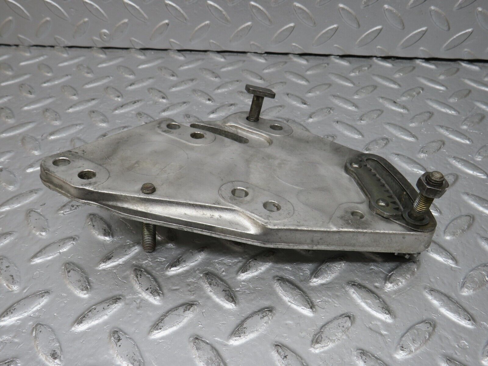 34511 Mercedes-Benz C126 380SEC Coupe Power Steering Pump Bracket 1174661141