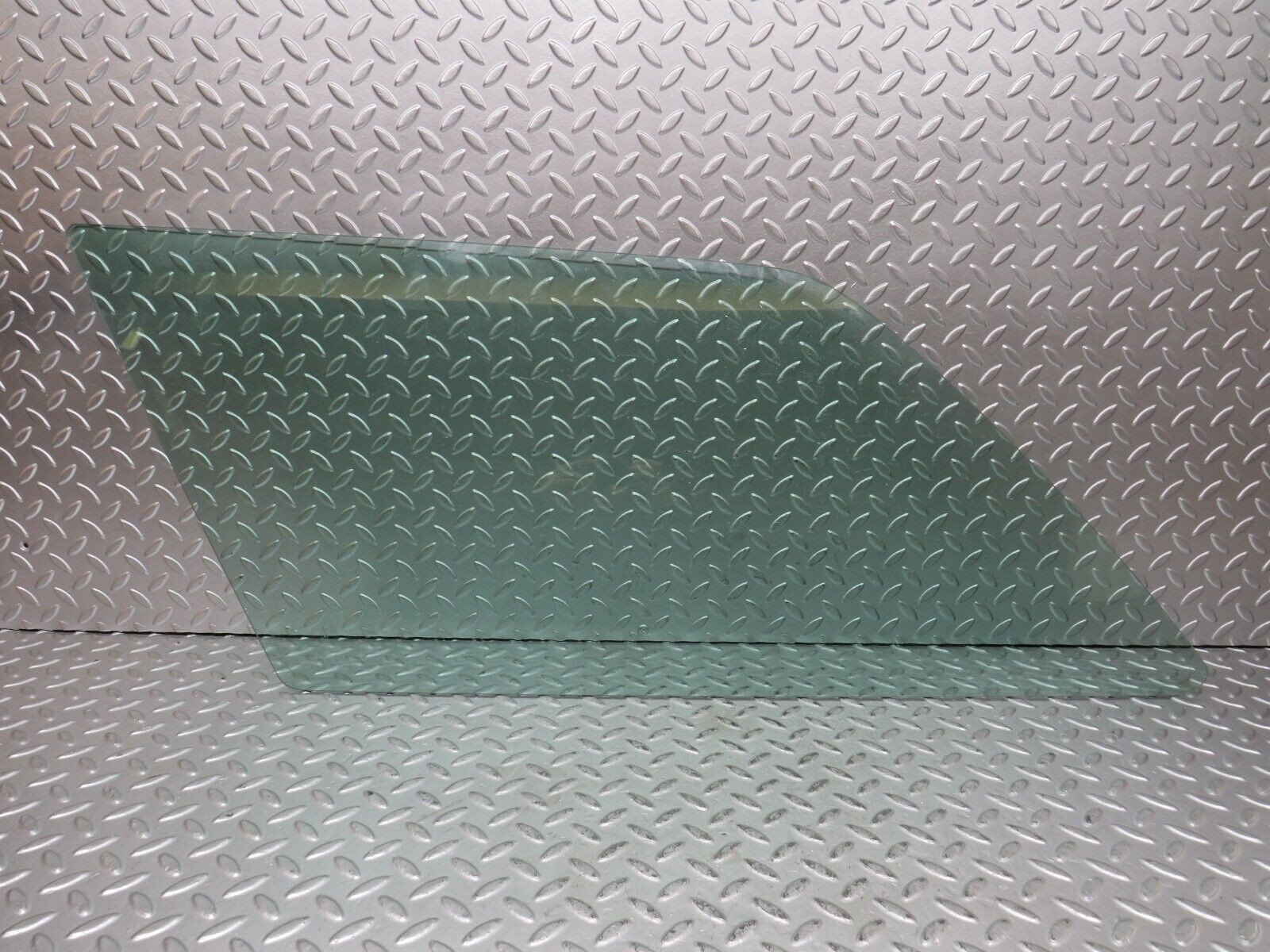 27843 Mercedes-Benz S124 300TE Wagon Rear Left Trunk Quarter Window Glass