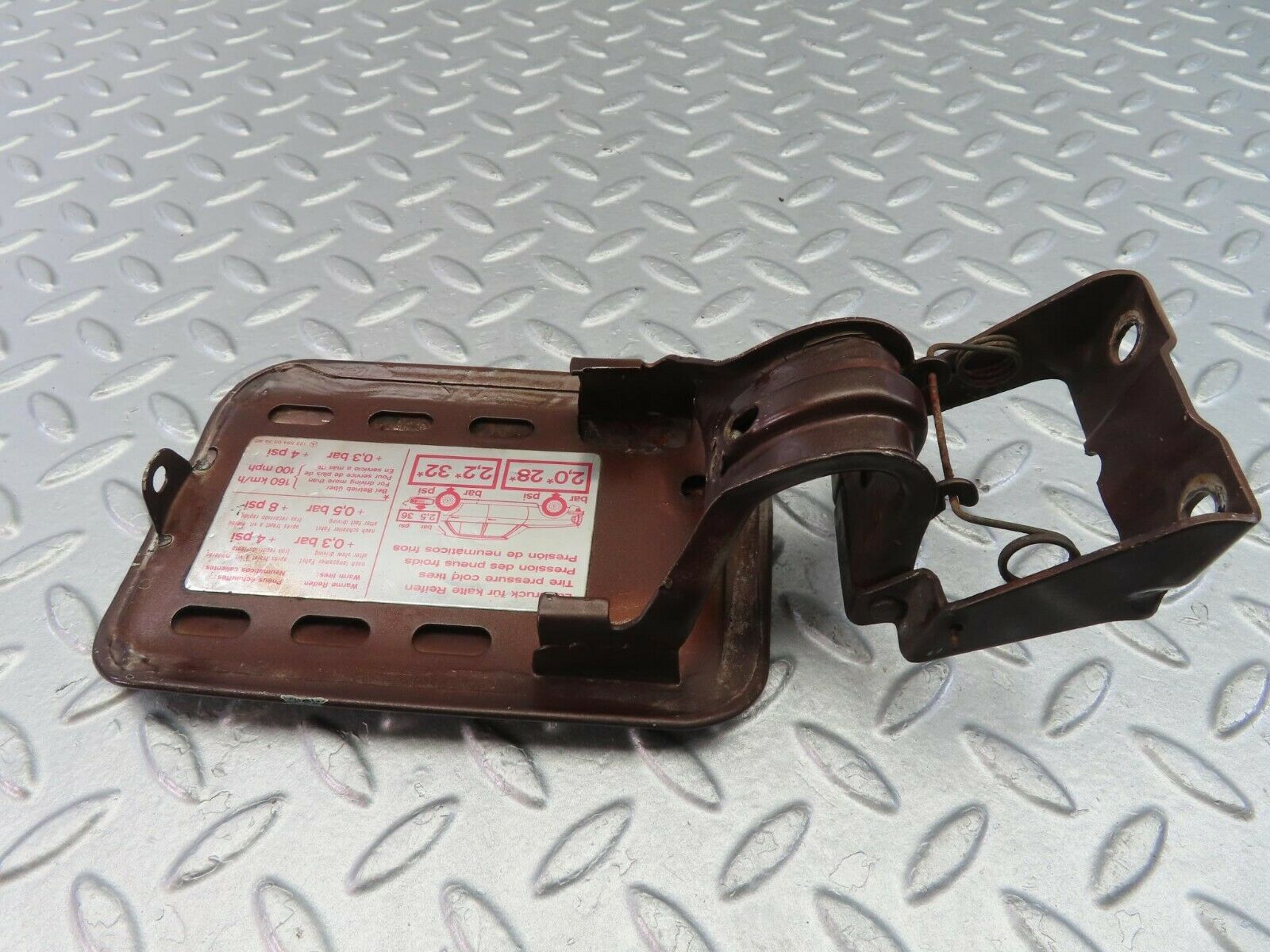 9981 Mercedes-Benz C123 230CE Coupe Fuel Tank Flap Cap 1235840039