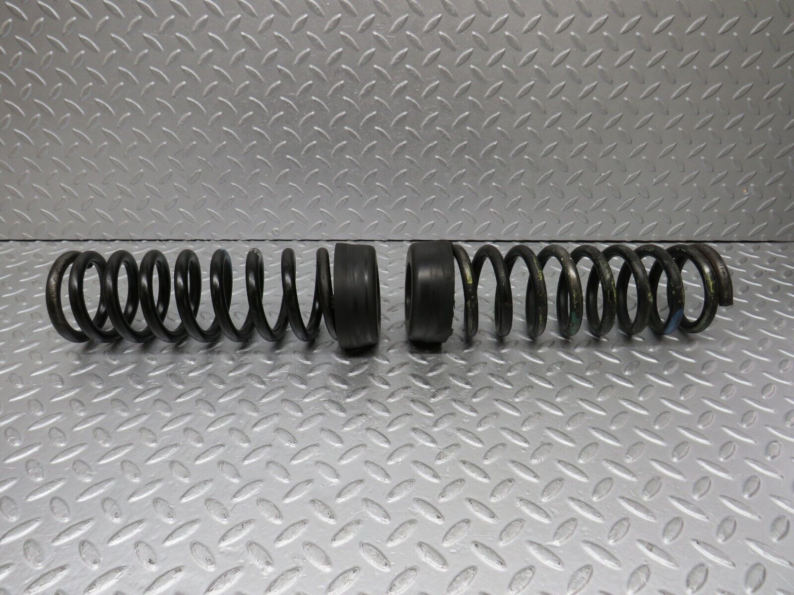 39021 Mercedes-Benz W201 190E 2.6L Rear Coil Spring Pair 2013243604