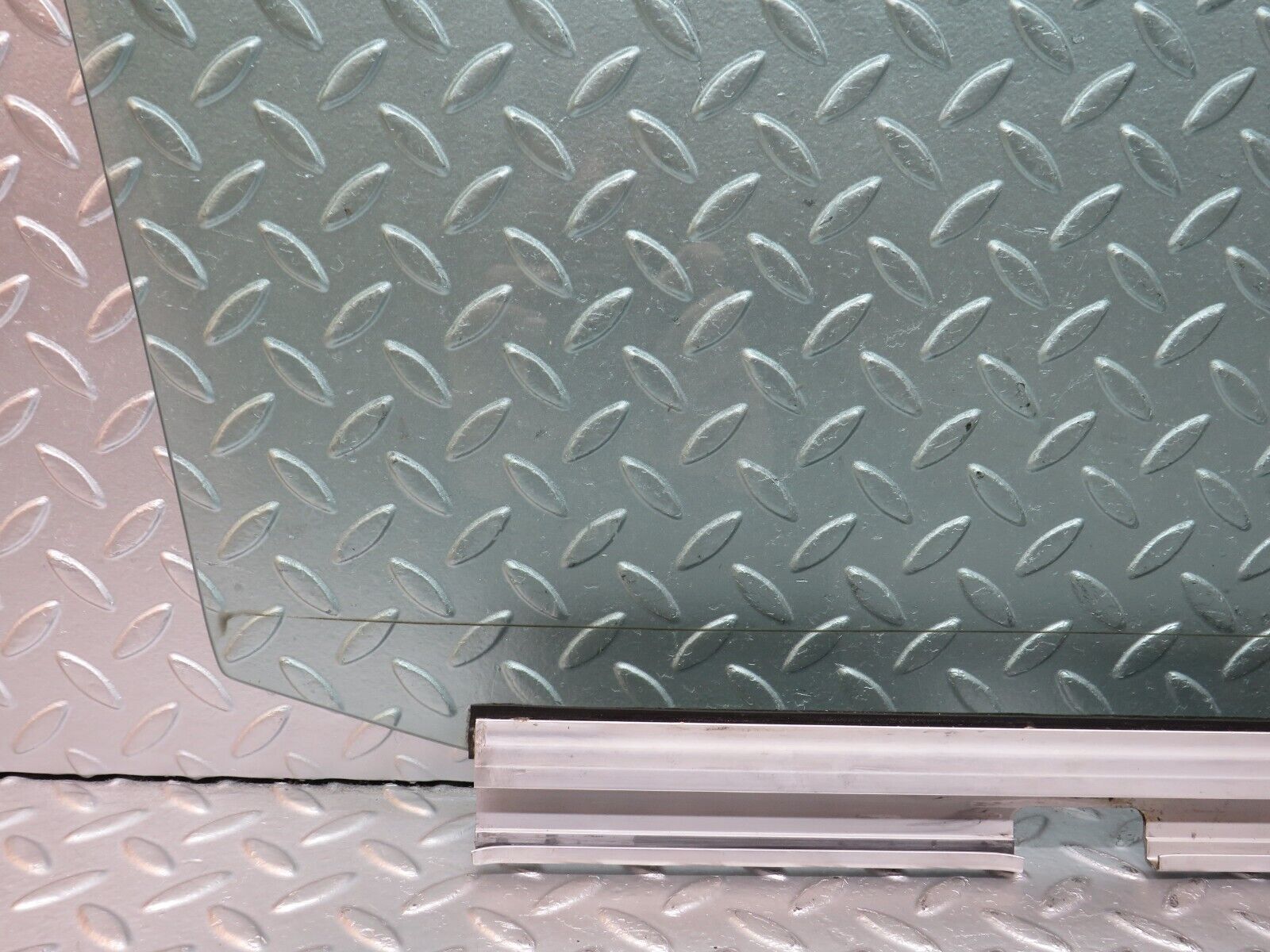 33830 Mercedes-Benz W201 190E 2.0L Front Left Door Window Glass