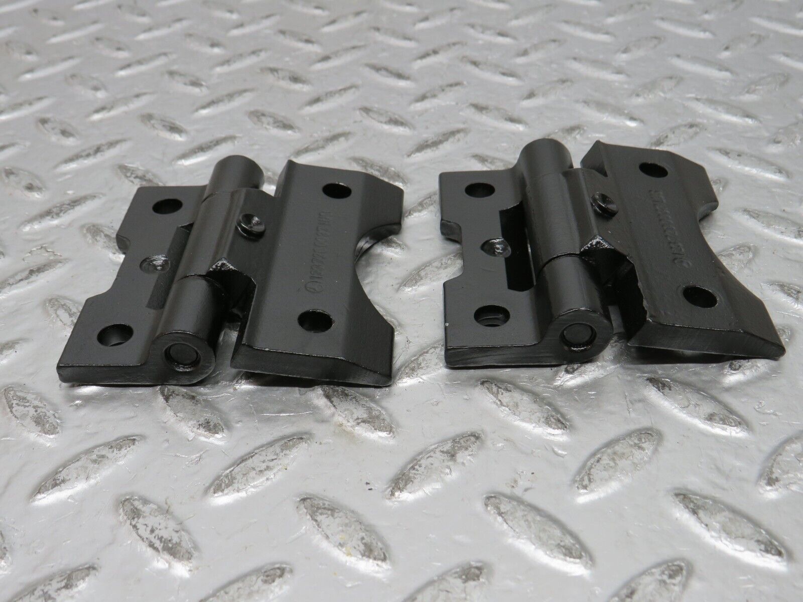 32147 Mercedes-Benz W123 230E Door Hinge Pair 1237200037