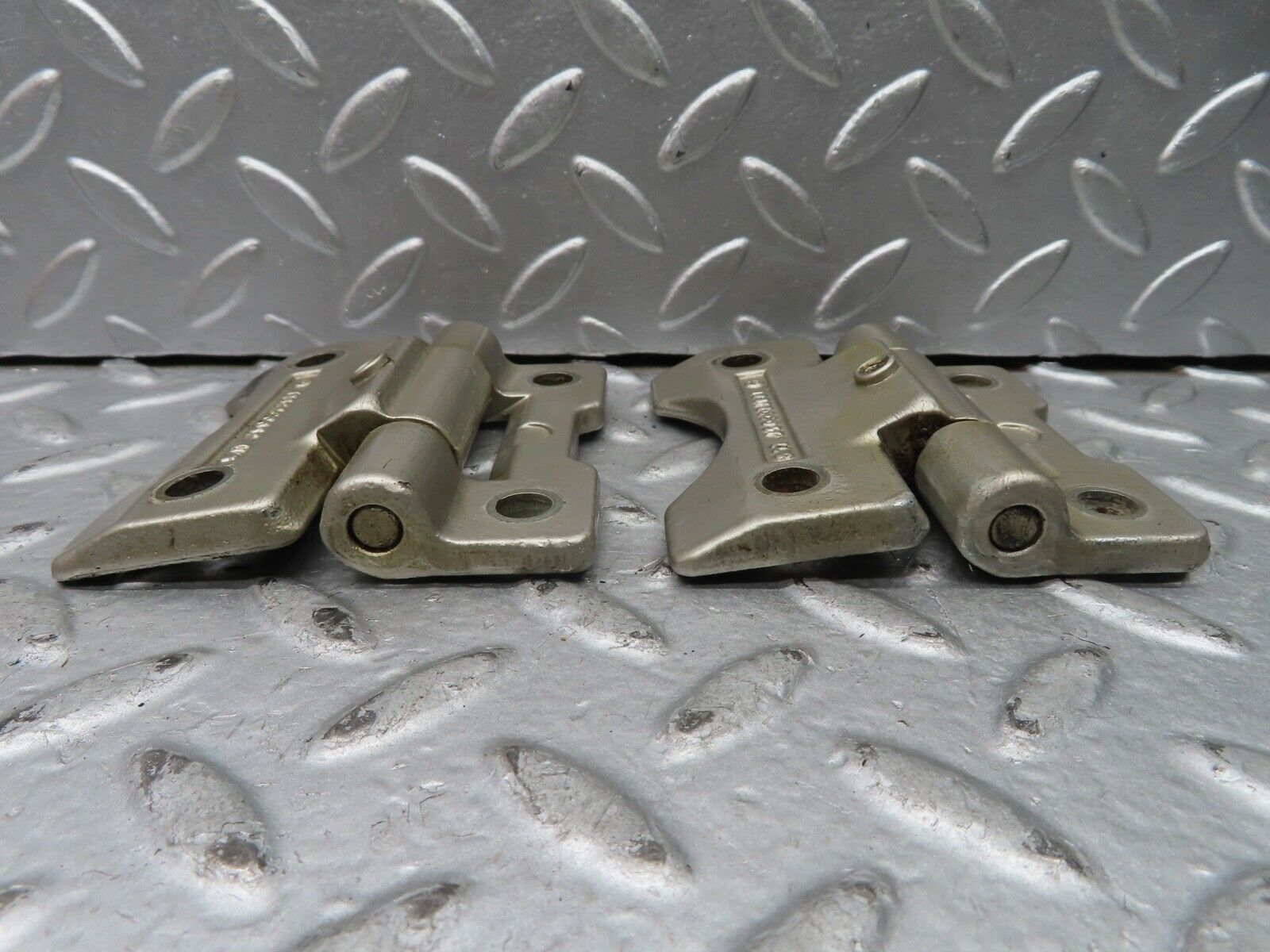 21537 Mercedes-Benz W126 300SE Door Hinges Pair 1237200037