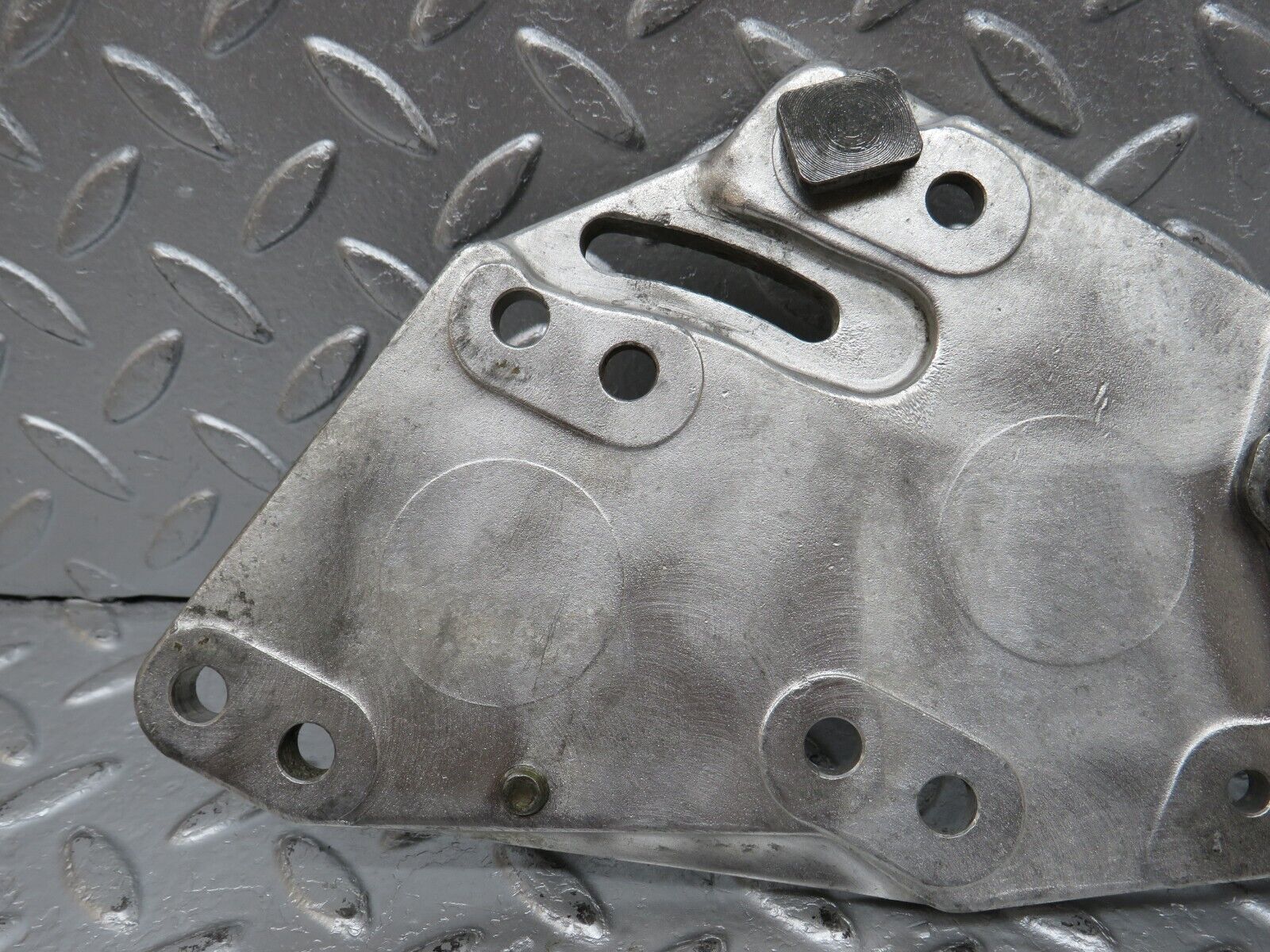 34511 Mercedes-Benz C126 380SEC Coupe Power Steering Pump Bracket 1174661141