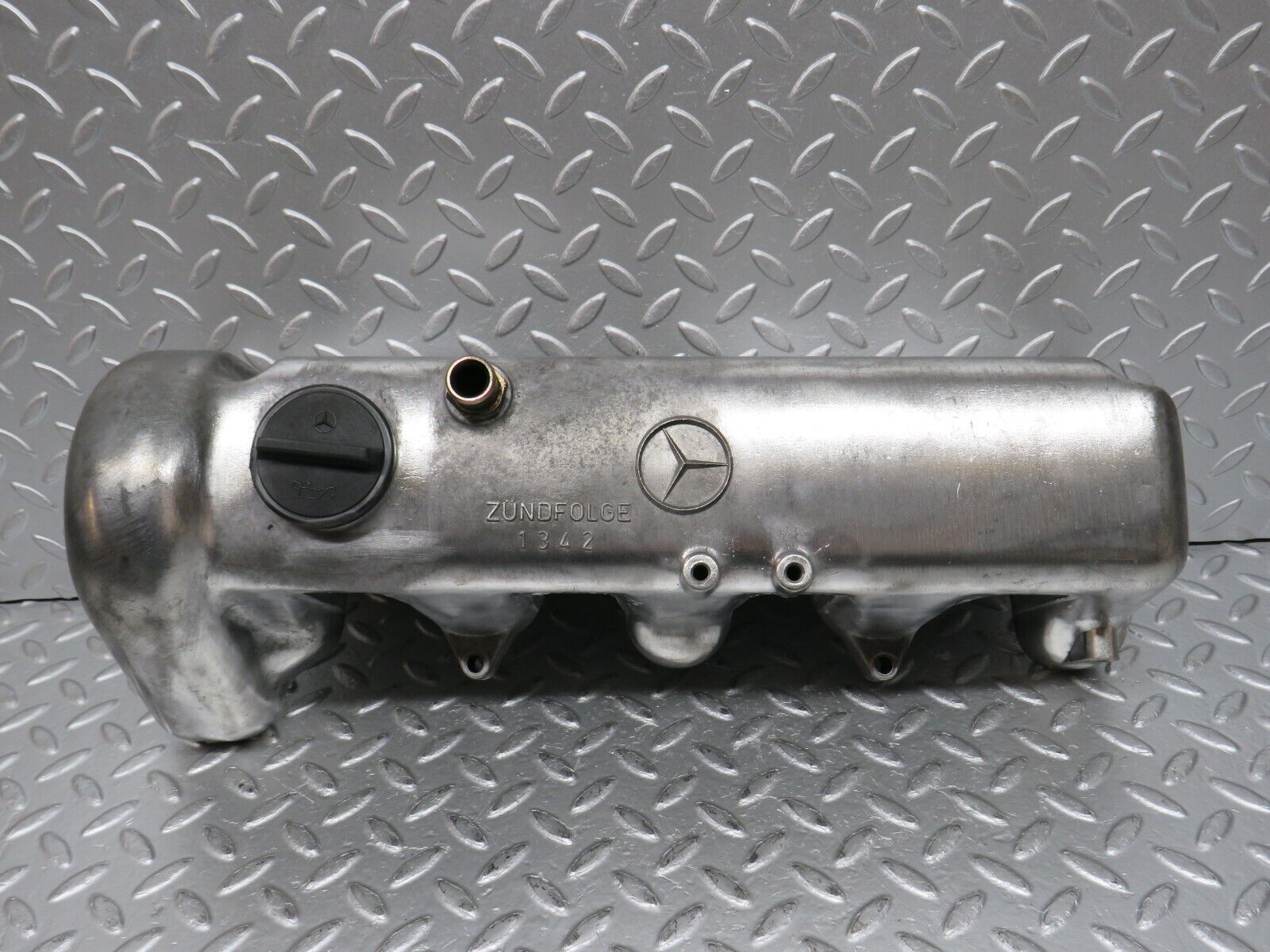 31134 Mercedes-Benz W123 200D Rocker Cover