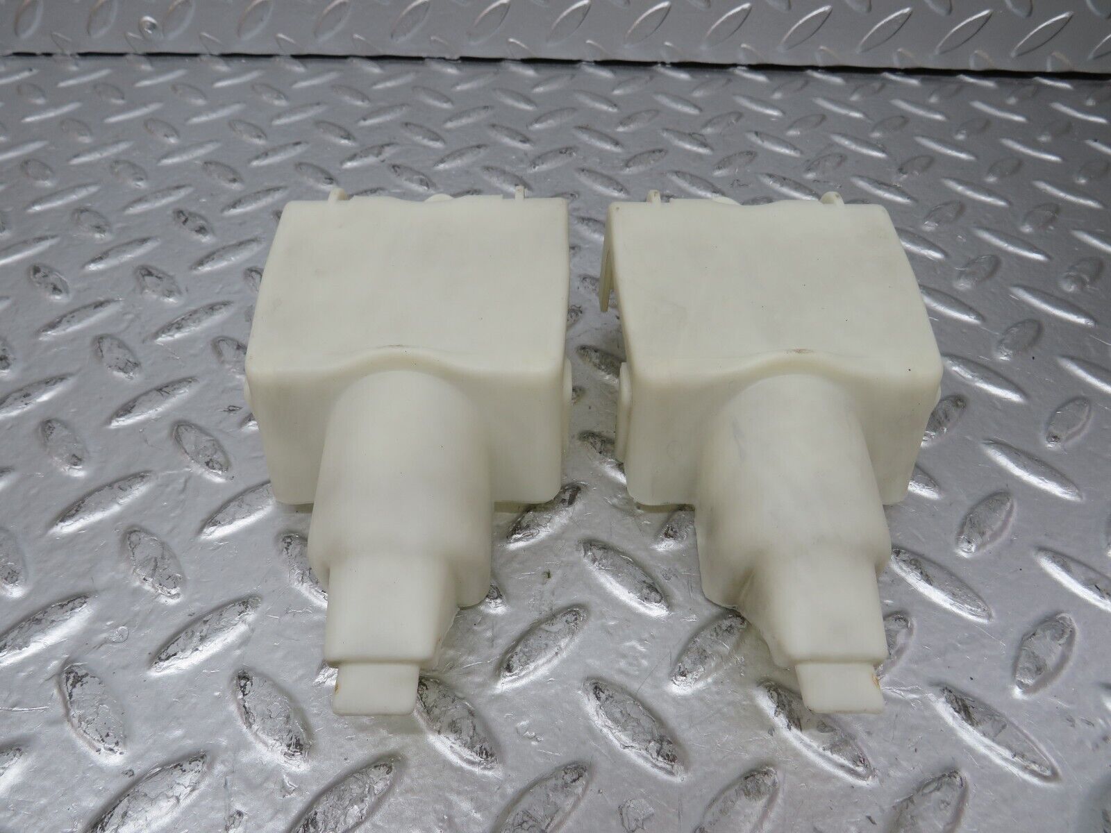 25973 Mercedes-Benz W124 280E Rear Door Lock Vacuum Actuator Cover 1248050590