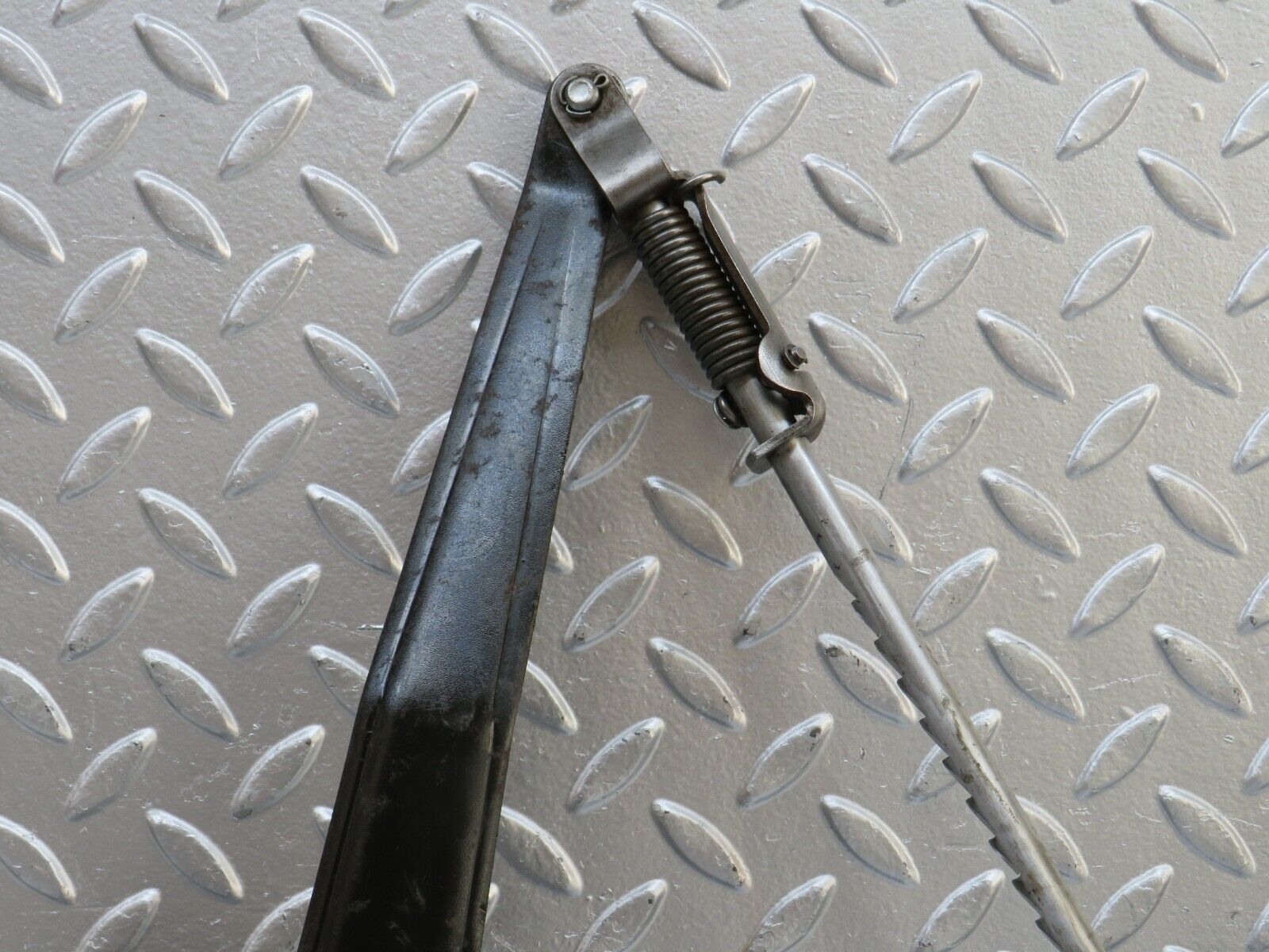 28141 Mercedes-Benz W123 280E Handbrake Regulator