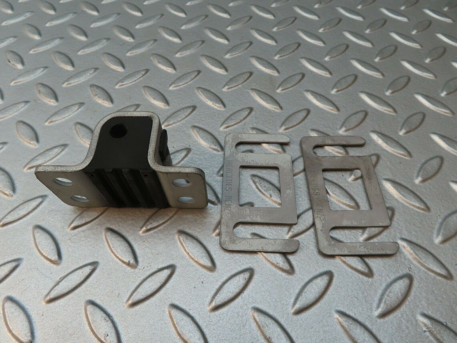 4220 Mercedes-Benz V123 240D LWB Door Lock Latch Left Side