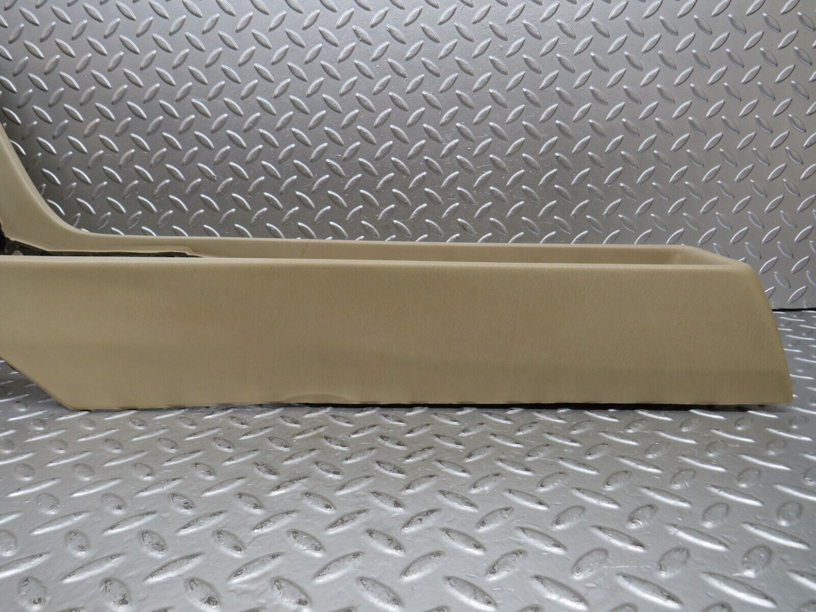 27619 Mercedes-Benz S124 300TE Wagon Centre Console Beige