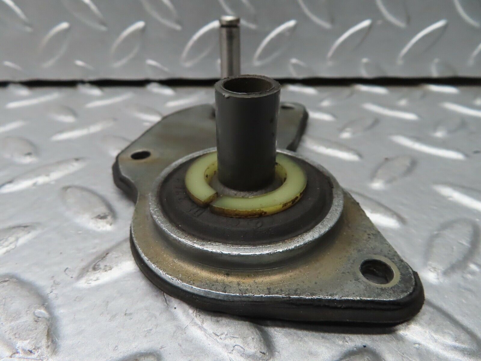 21629 Mercedes-Benz W126 300SE Throttle Linkage Bracket