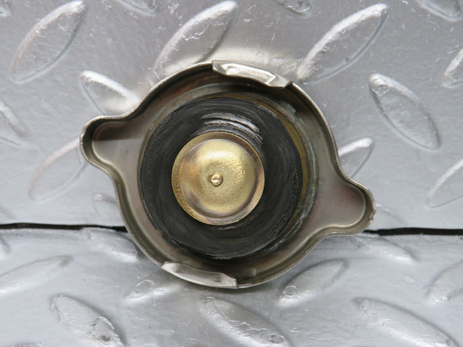31072 Mercedes-Benz W123 200D Radiator Cap Behr 1235010015
