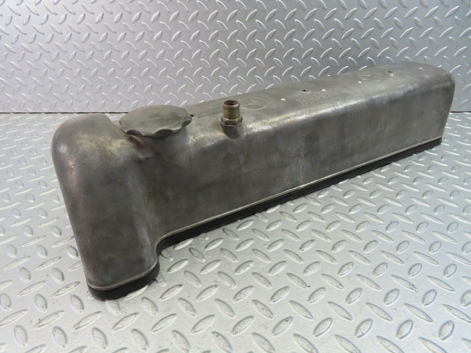 10197 Mercedes-Benz W111 220SE Cylinder Head Valve Cover 1800161305