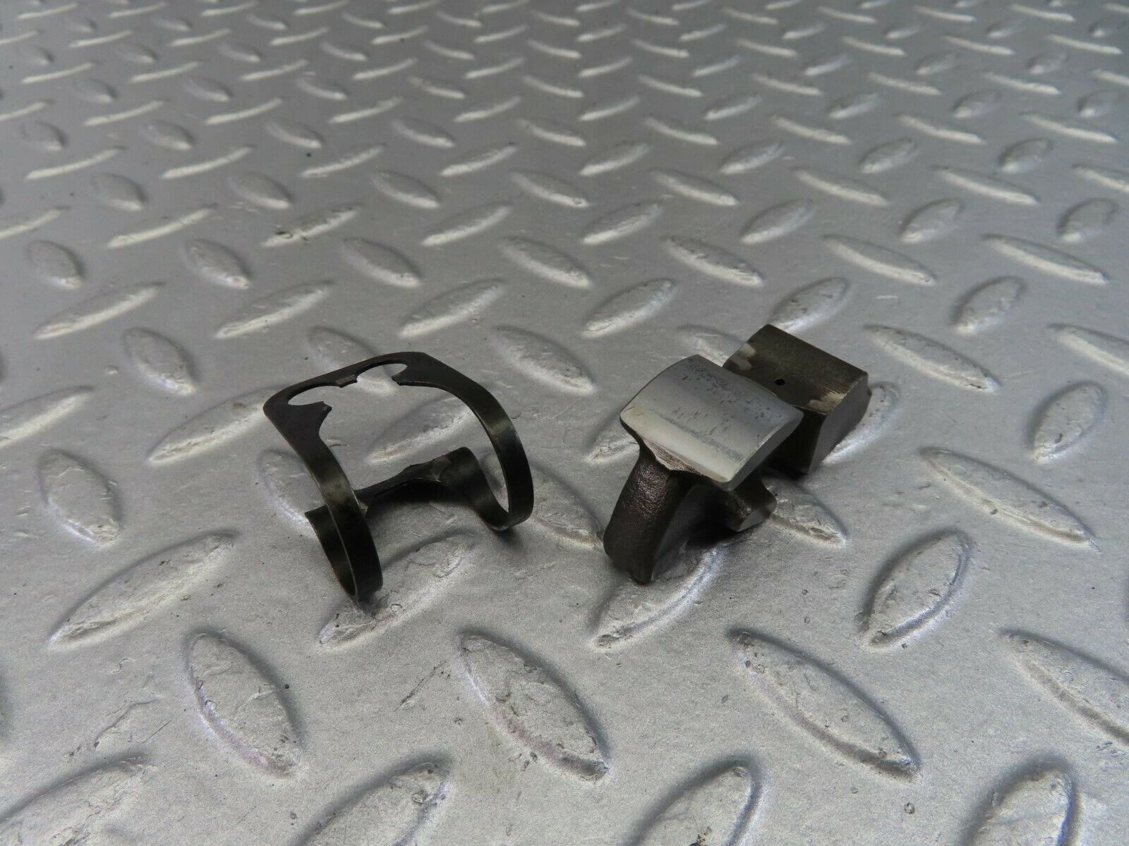 9859 Mercedes-Benz C123 280CE Coupe Valve Rocker Arm With Retaining Spring