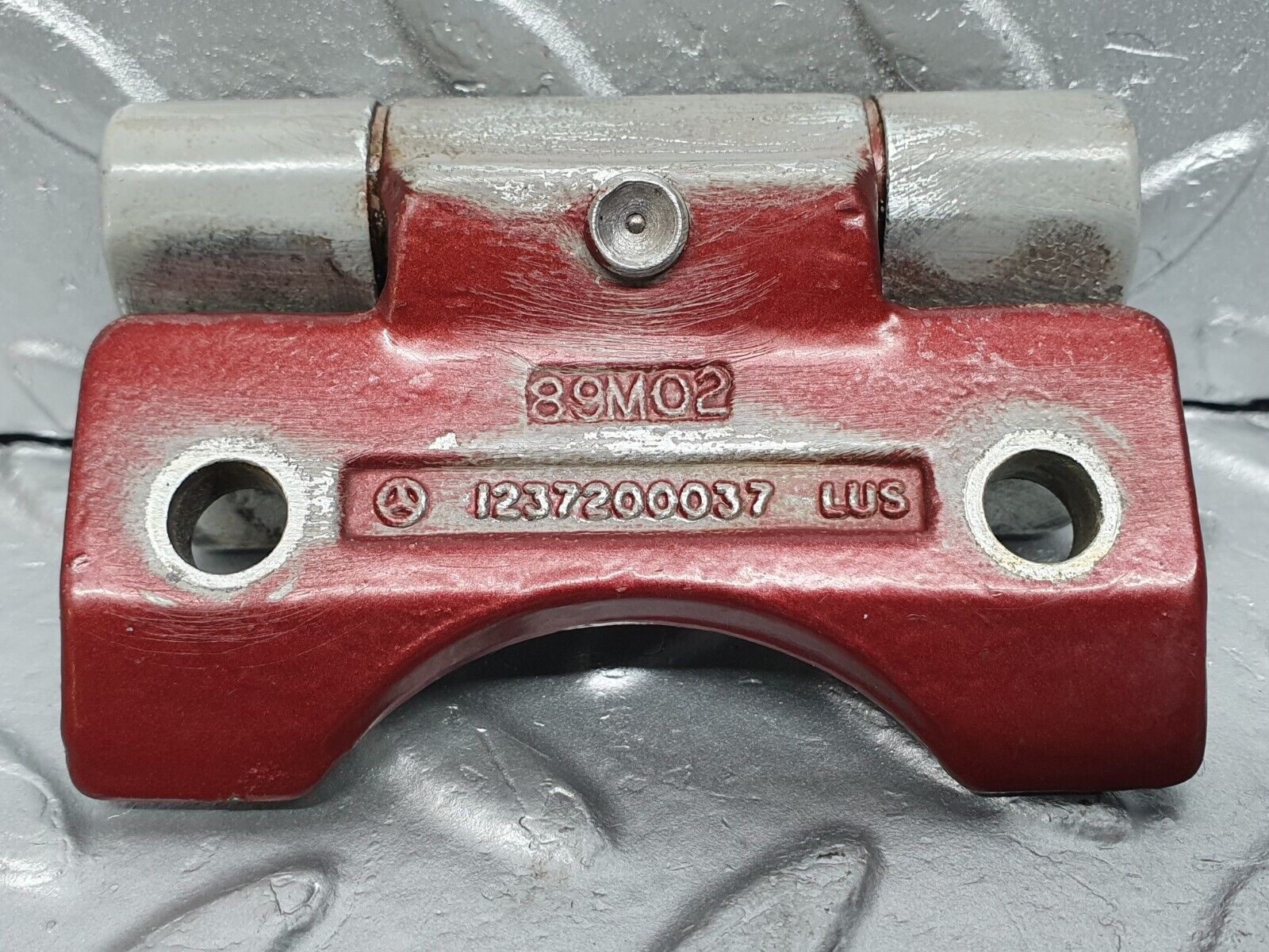 40948 Mercedes-Benz W126 300SE Door Hinge Pair Left 1237200037