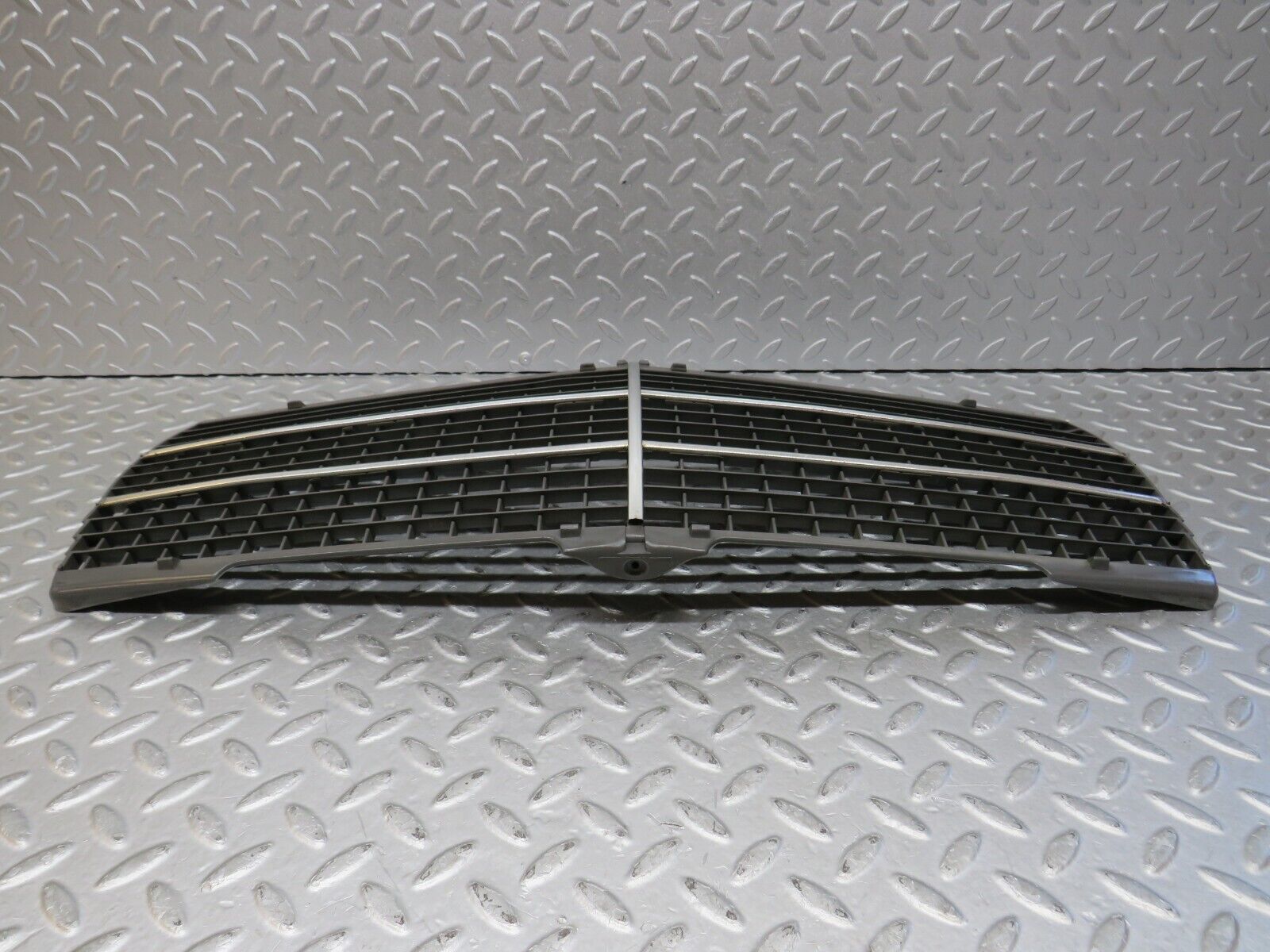 36501 Mercedes-Benz W201 190E 2.0L Bonnet Grill 2018880223