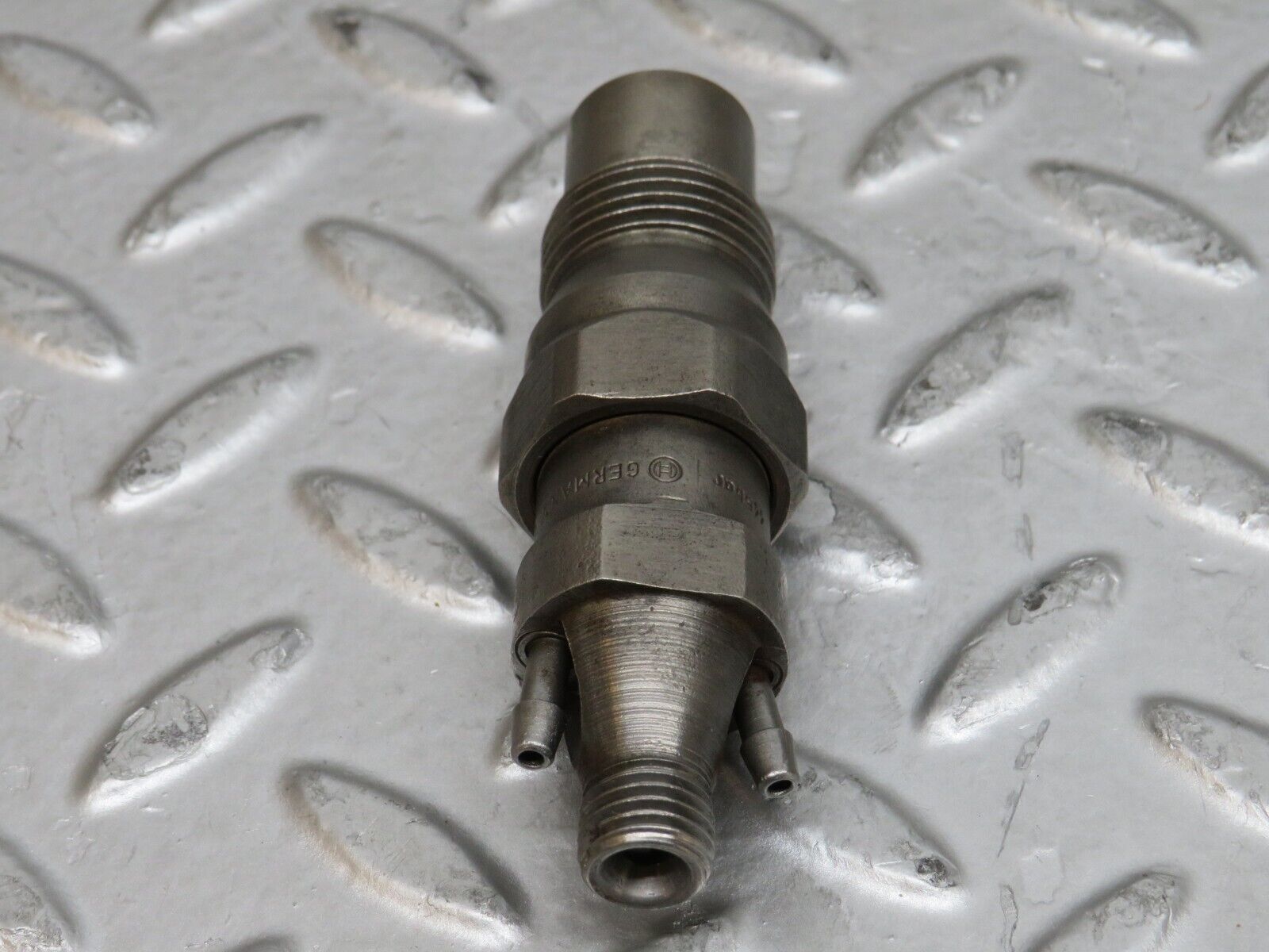 28505 Mercedes-Benz S123 240D Wagon Fuel Injector Bosch KCA30S35/4