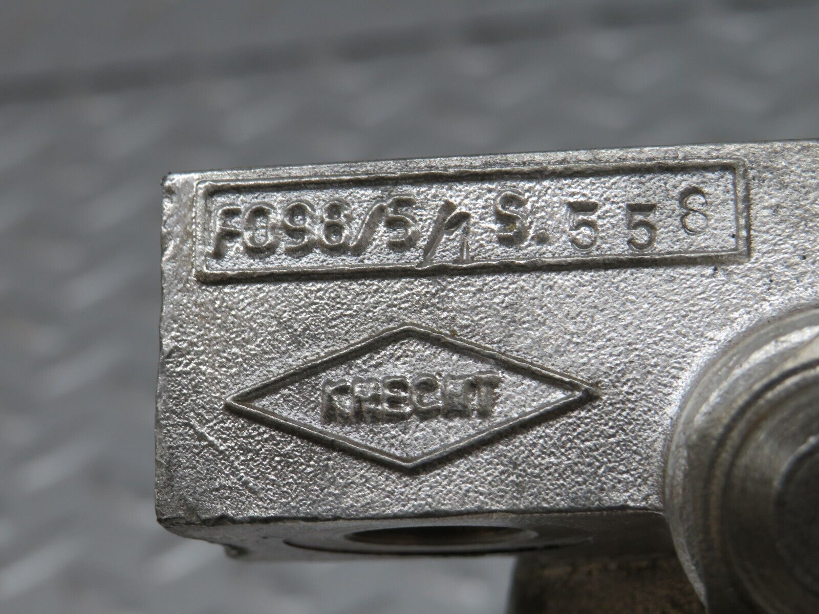 0252 Mercedes-Benz W120 Ponton Oil Filter Housing Knecht F098