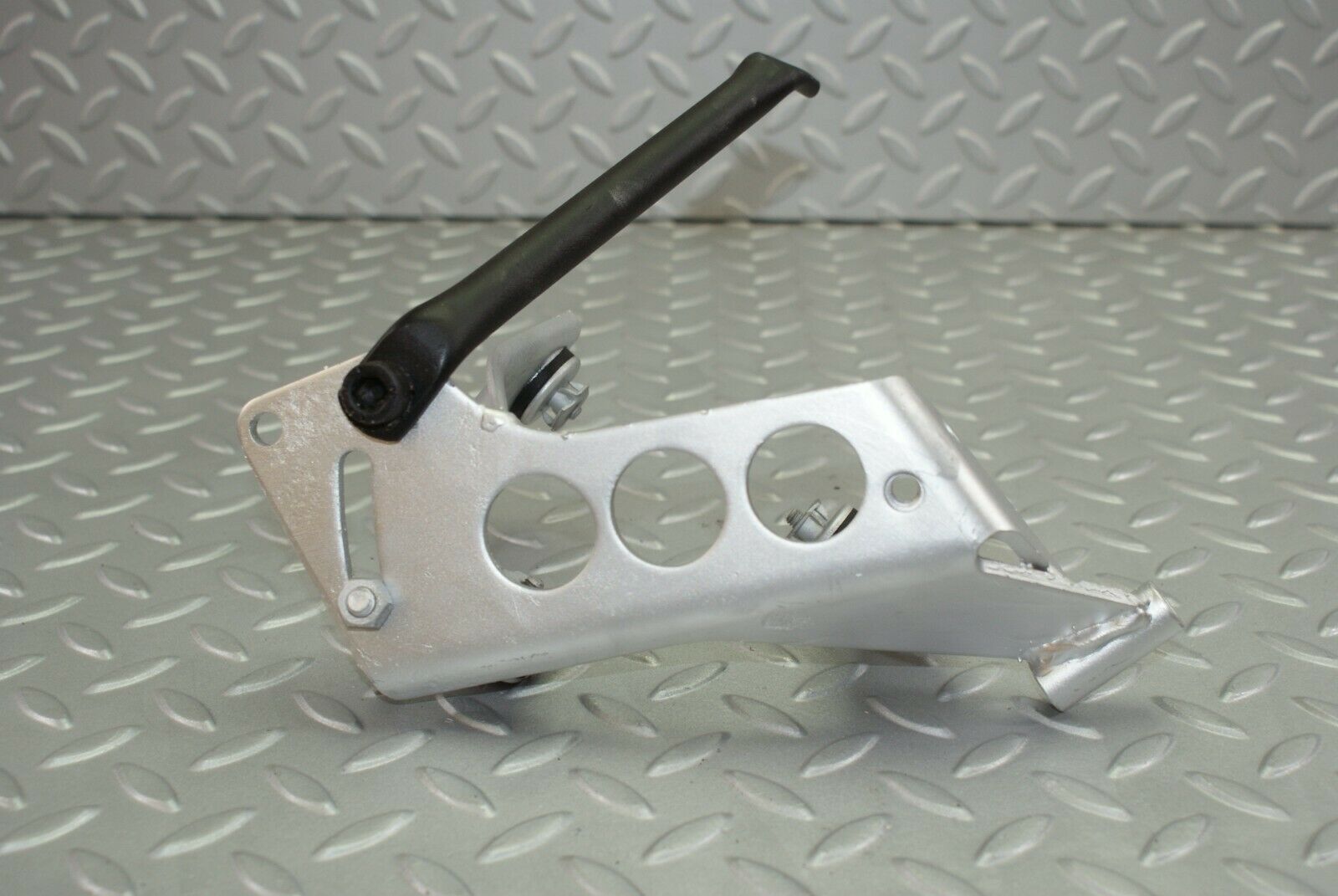 2999 Mercedes-Benz C123 280CE Coupe Power Steering Pump Holder Bracket