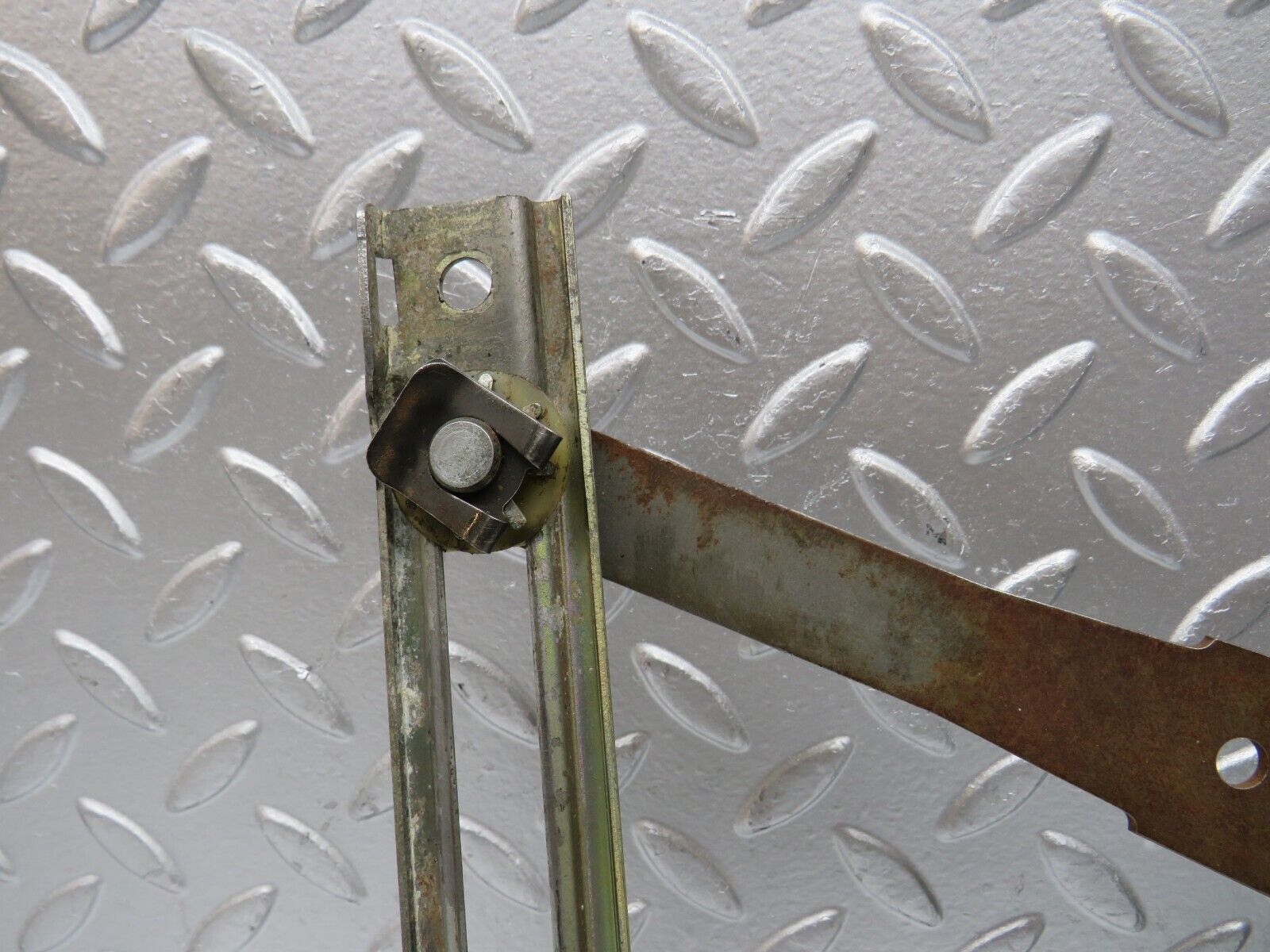 31153 Mercedes-Benz W123 200D Rear Right Manual Window Regulator 1237300246