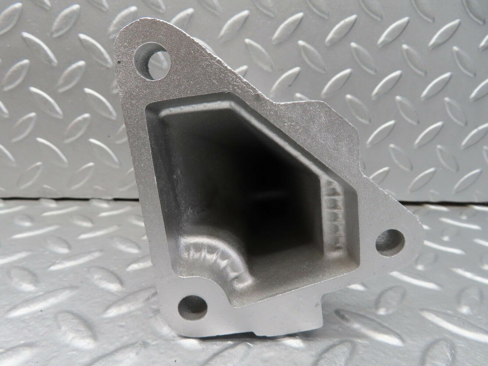 14762 Mercedes-Benz W201 190E Engine Mount Bracket Right Side 1022236204