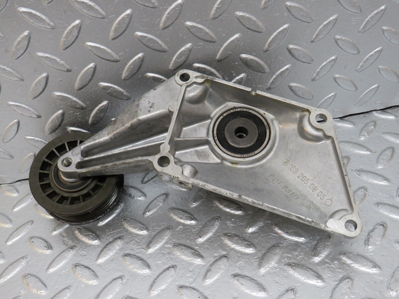 34146 Mercedes-Benz W124 260E Engine Cooling Fan Clutch Bracket 1032050805