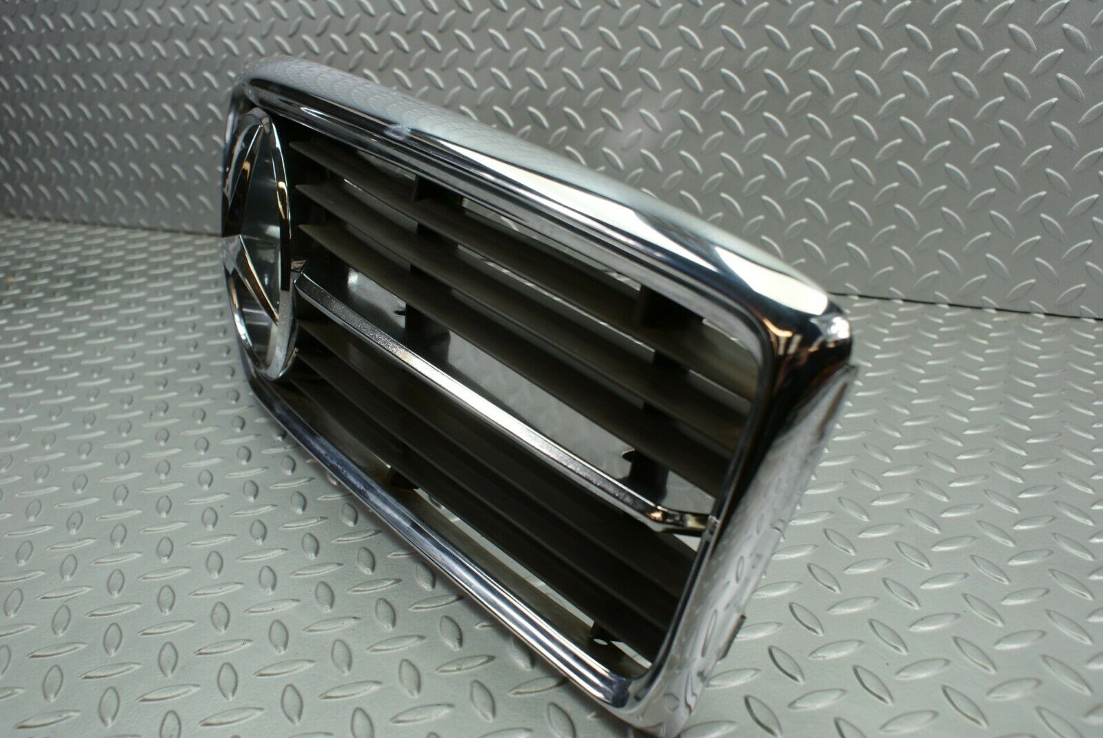 2711 Mercedes-Benz C107 350SLC Coupe Coupe Bonnet Grill Chrome