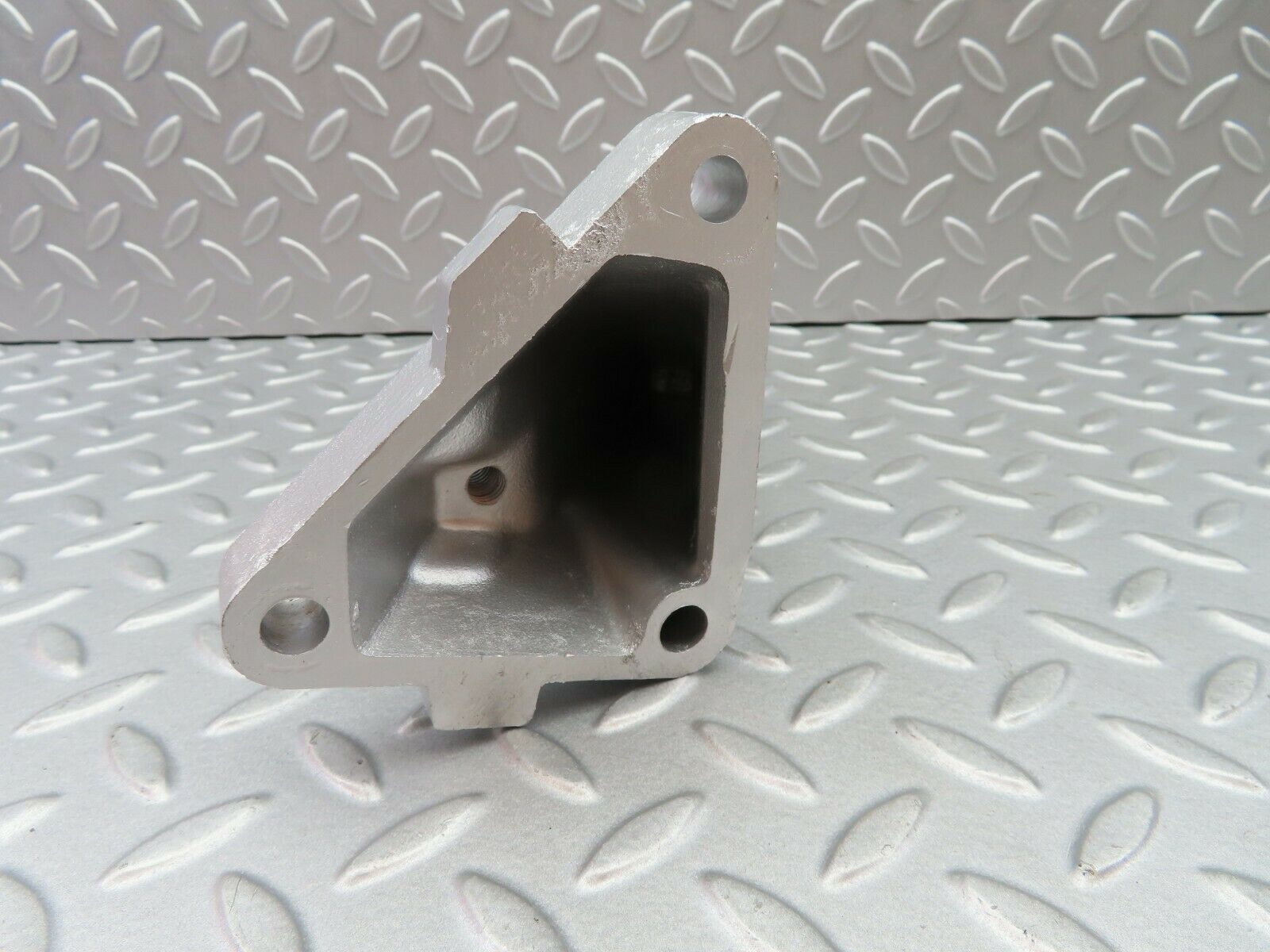 5952 Mercedes-Benz W123 200 Engine Mount Bracket Left Side 1022230504