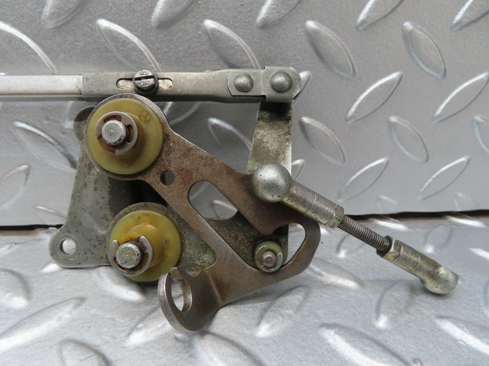 14015 Mercedes-Benz C107 280SLC Throttle Linkage